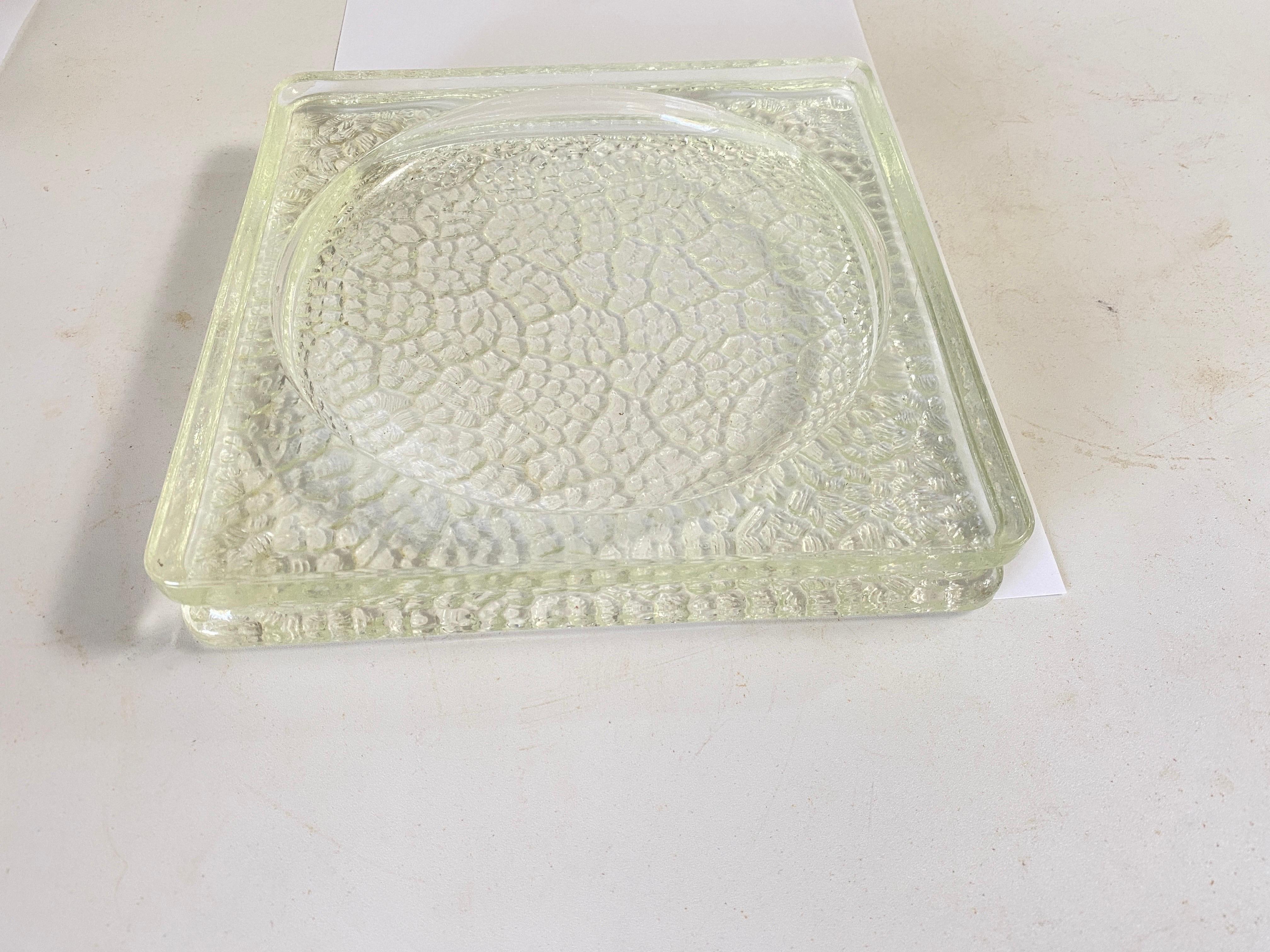 This vide poche or ashtray in in Glass. It has been done circa 1970, in France.
Transparent Color.