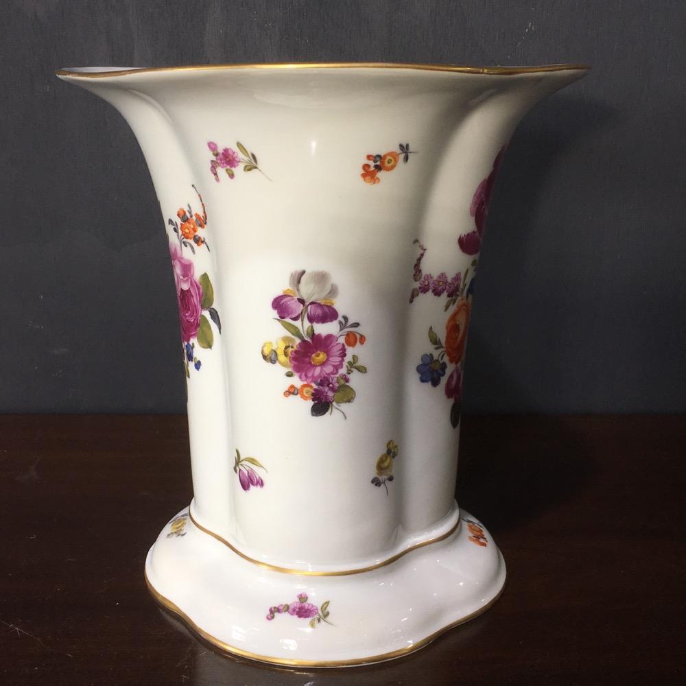 Large Vienna vase, flower groups, c.1780 For Sale 4