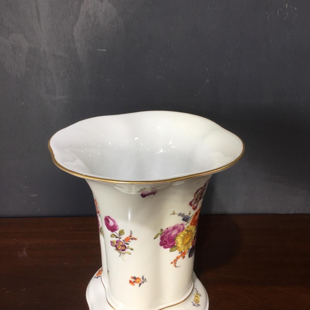 Large Vienna vase, flower groups, c.1780 In Good Condition For Sale In Geelong, Victoria