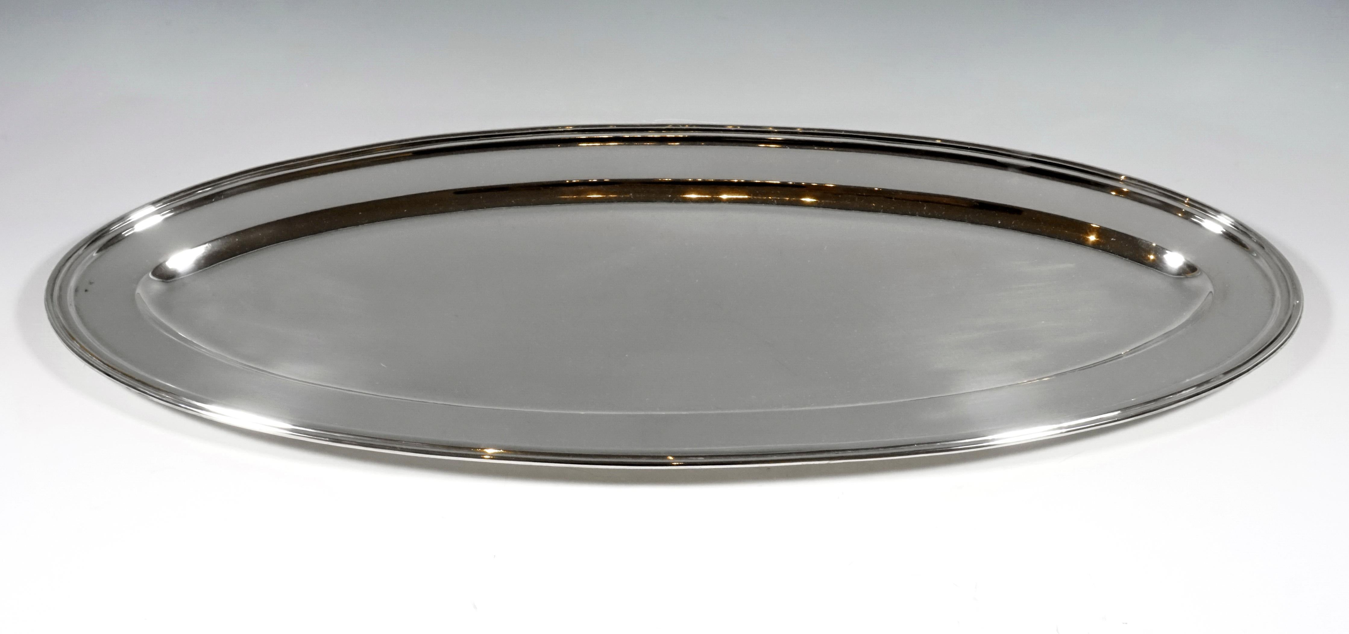 Ovale Silberplatte in glattem, schlichtem Design mit profiliertem Rand.

Gekennzeichnet mit der Dianakopfmarke, der Wiener Amtspunze 1872-1922 für 800 Silber 

Herstellerzeichen: 