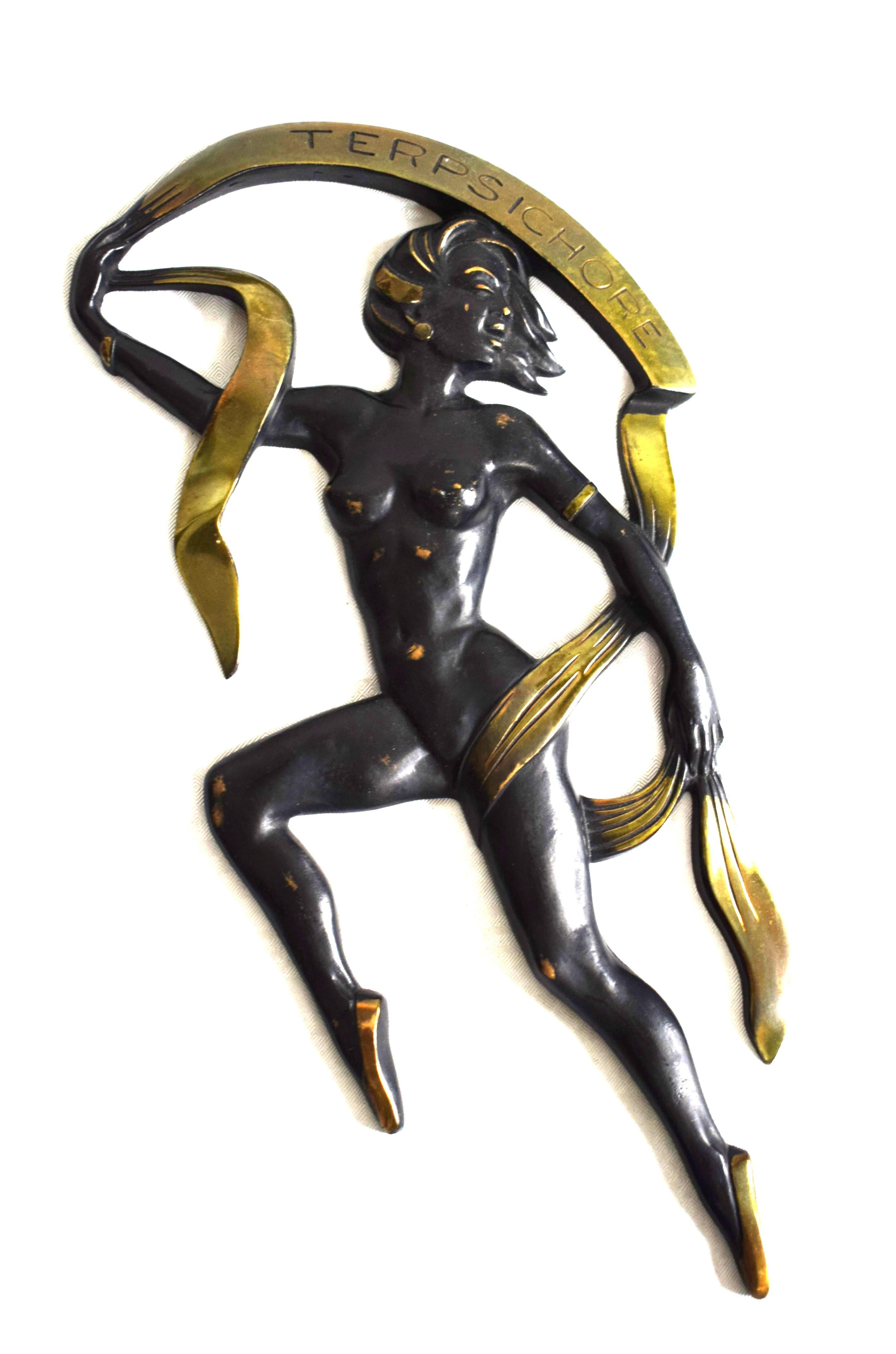Relieve mural de bronce de Vienna Bronze: Bailarina del Templo
Trabajo en bronce de alta calidad al estilo del taller Hagenauer.

Terpsícore (Τερψιχόρη) es una de las nueve musas de la mitología griega, responsable de la danza y la poesía coral.
