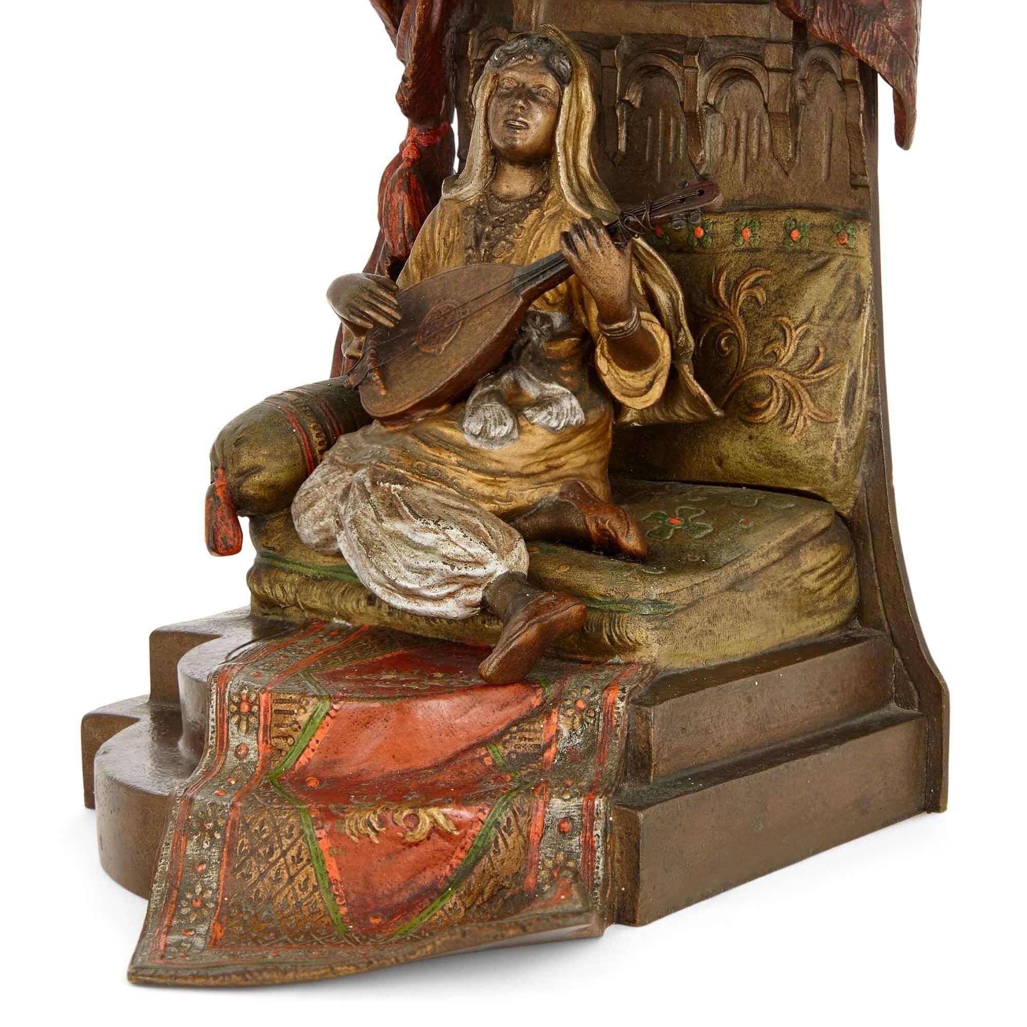 Große Wiener Lampe aus kalt bemalter Bronze eines Mandolin-Spielers von Bergman (Österreichisch) im Angebot