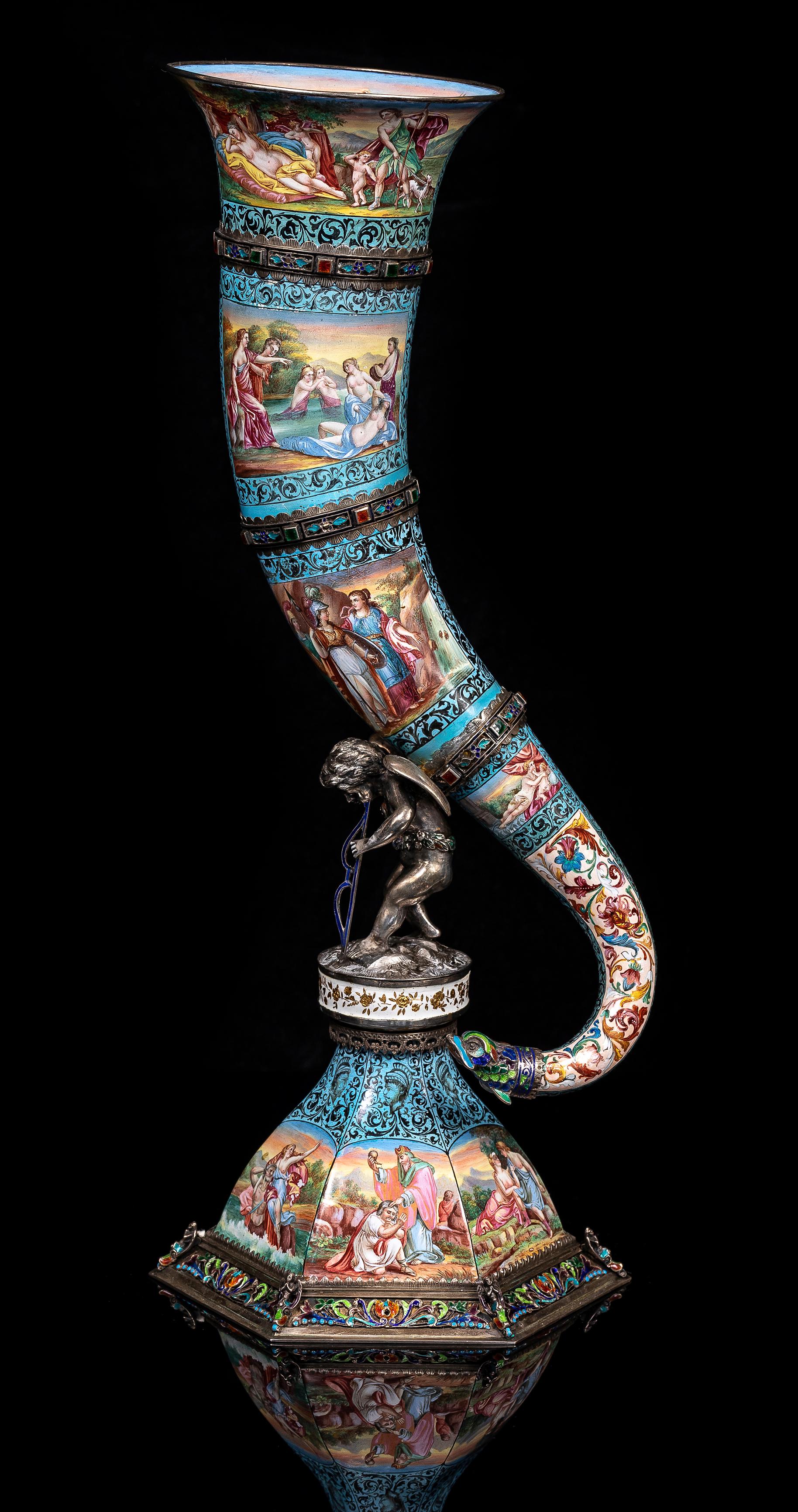 Una joya increíble y bastante grande  Esmalte vienés del siglo XIX sobre cornucopia de plata. Esta elaborada pieza está fabricada íntegramente en plata, y su superficie está meticulosamente recubierta de esmalte policromado aplicado a mano, que