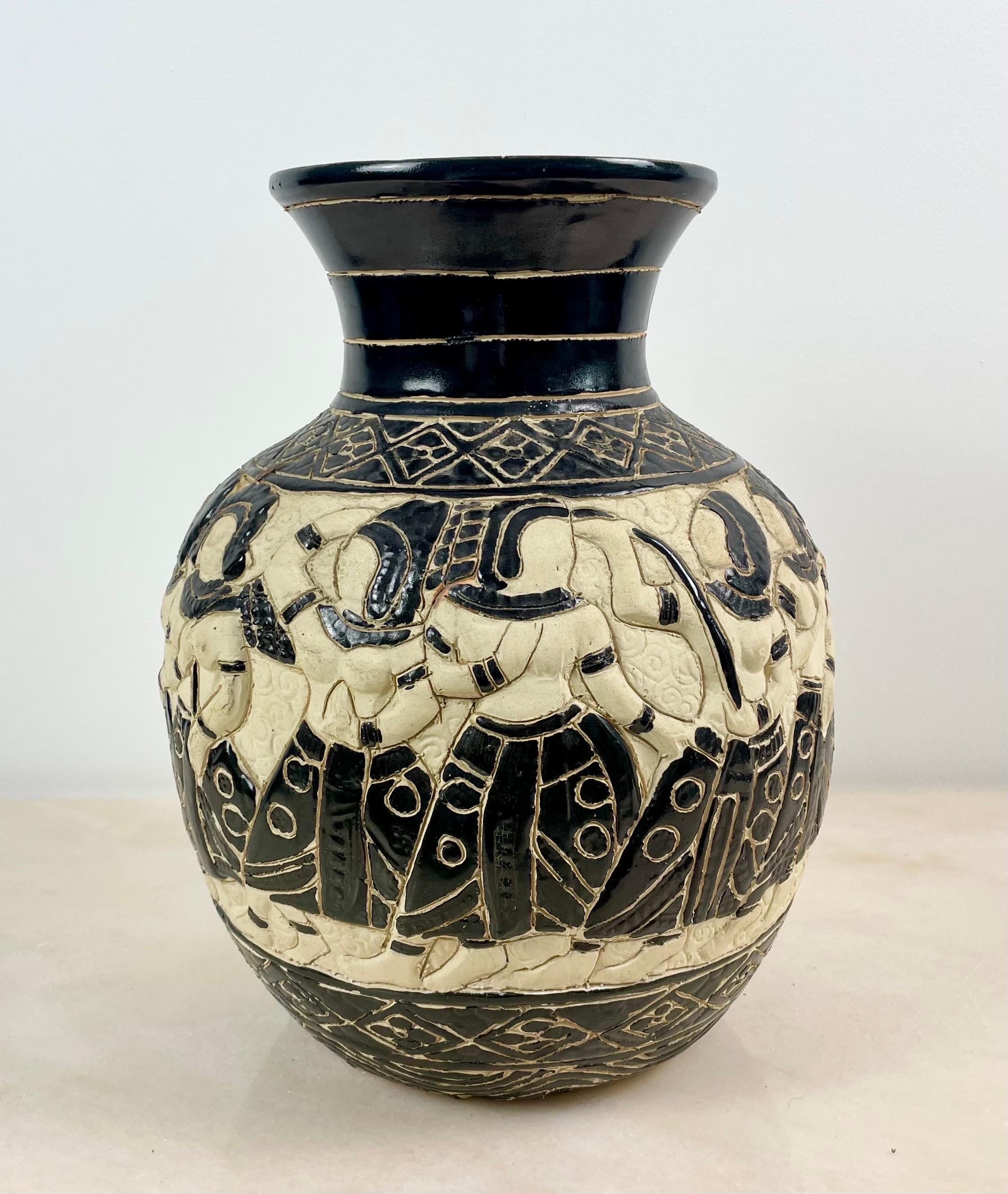 Grand et large vase vietnamien des fours de Bien-Hoa
en céramique émaillée noire avec des décors de danseurs, danseuses, guerriers en relief.
Alternance de céramique émaillée et de céramique brute
L'influence khmère

Vers 1930
Indochine,