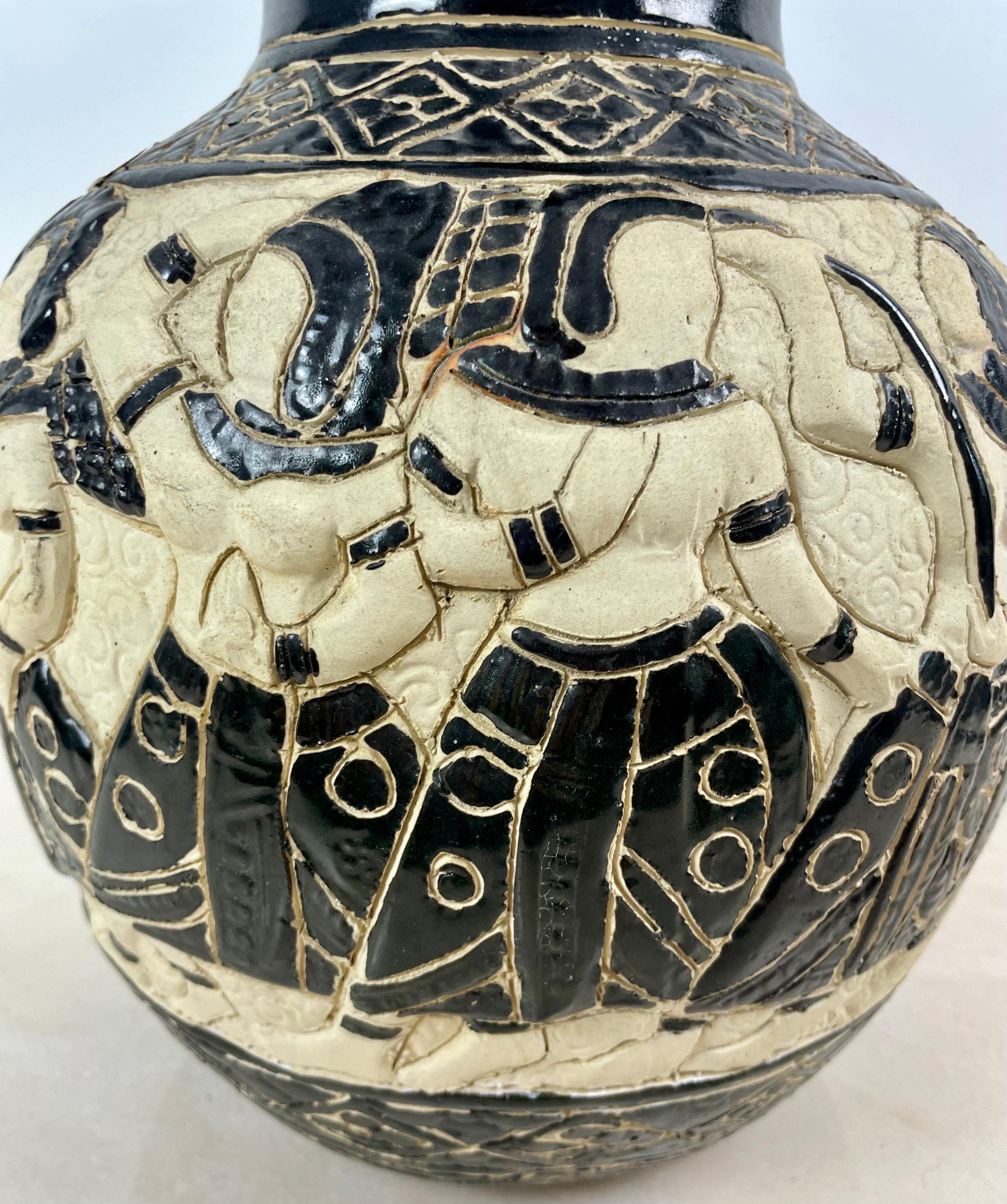 Große vietnamesische Bien-Hoa-Vase aus schwarzer Keramik mit Tänzerinnen - um 1930 (Vietnamesisch) im Angebot