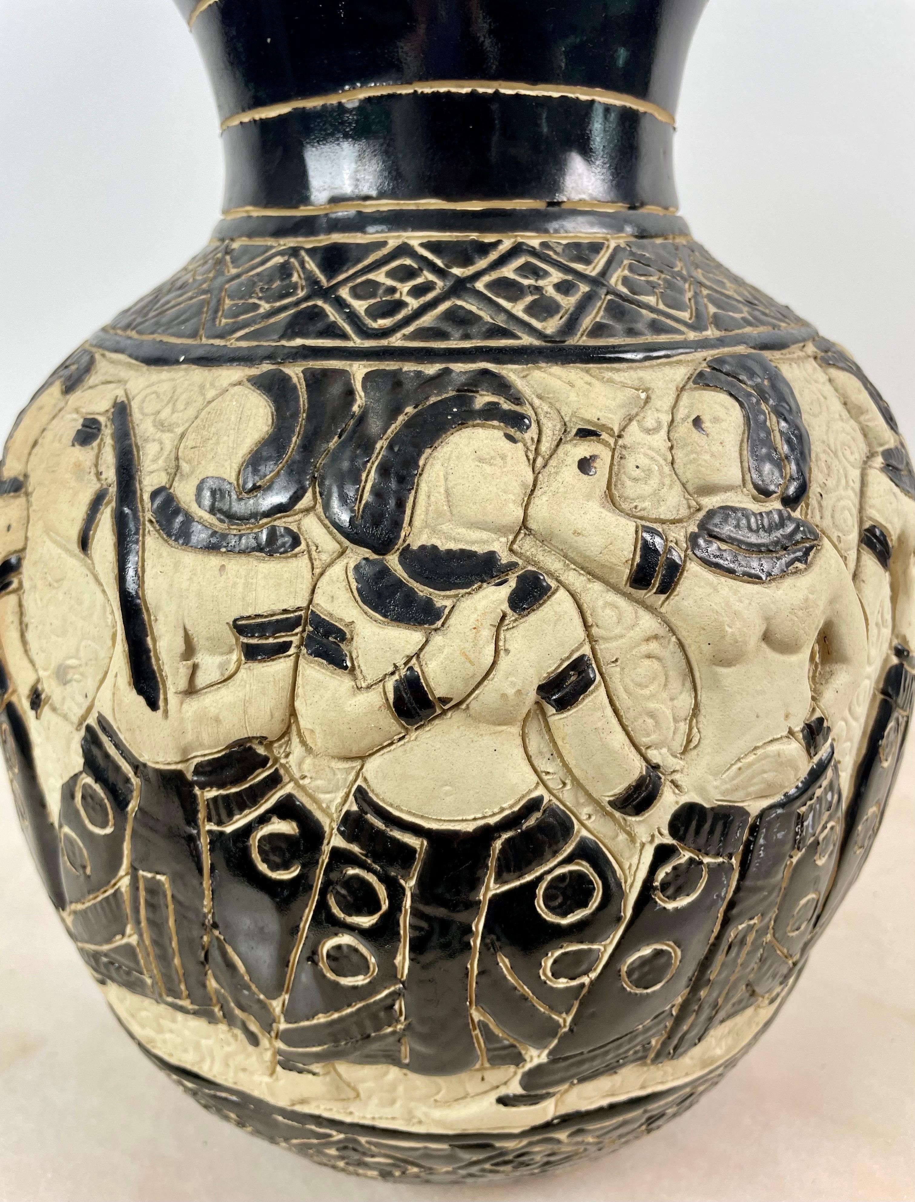 Große vietnamesische Bien-Hoa-Vase aus schwarzer Keramik mit Tänzerinnen - um 1930 (Mitte des 20. Jahrhunderts) im Angebot