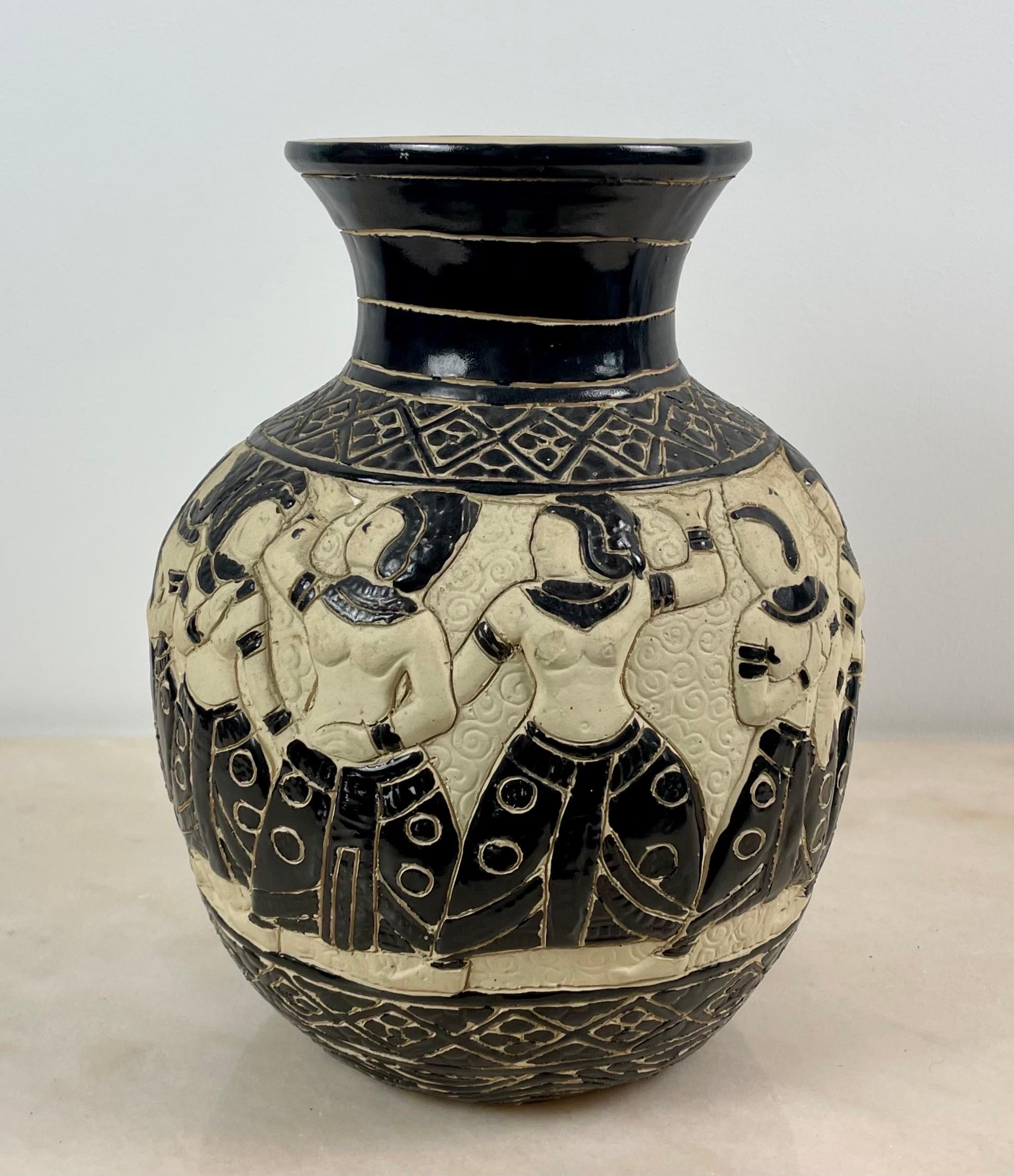 Große vietnamesische Bien-Hoa-Vase aus schwarzer Keramik mit Tänzerinnen - um 1930 im Angebot 2