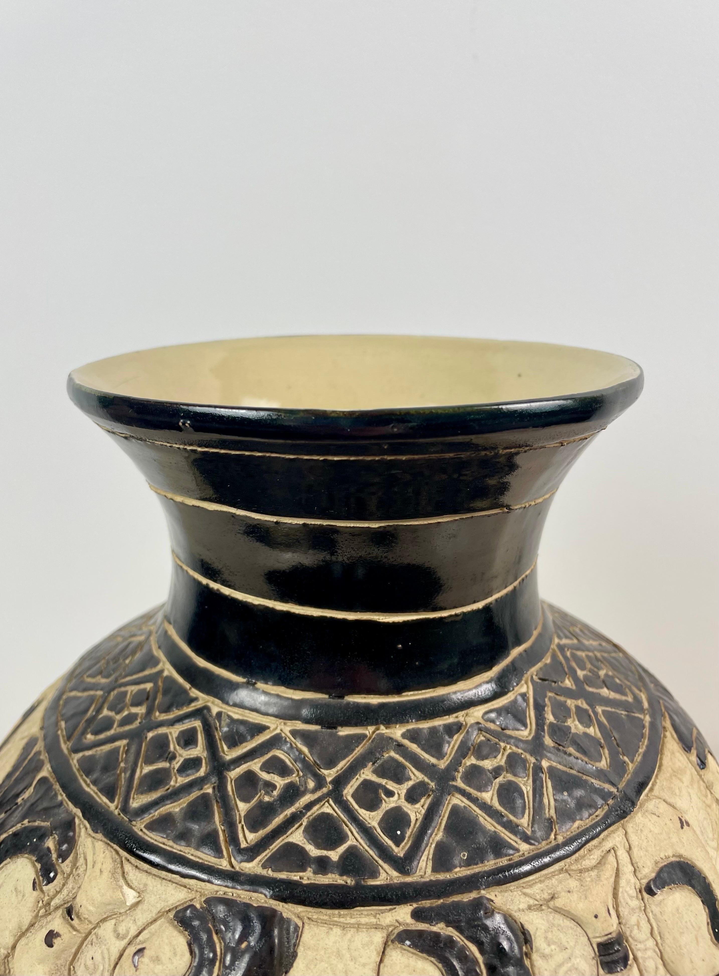 Grand vase vietnamien en céramique noire de Bien-Hoa décoré de danseuses - vers 1930 en vente 1