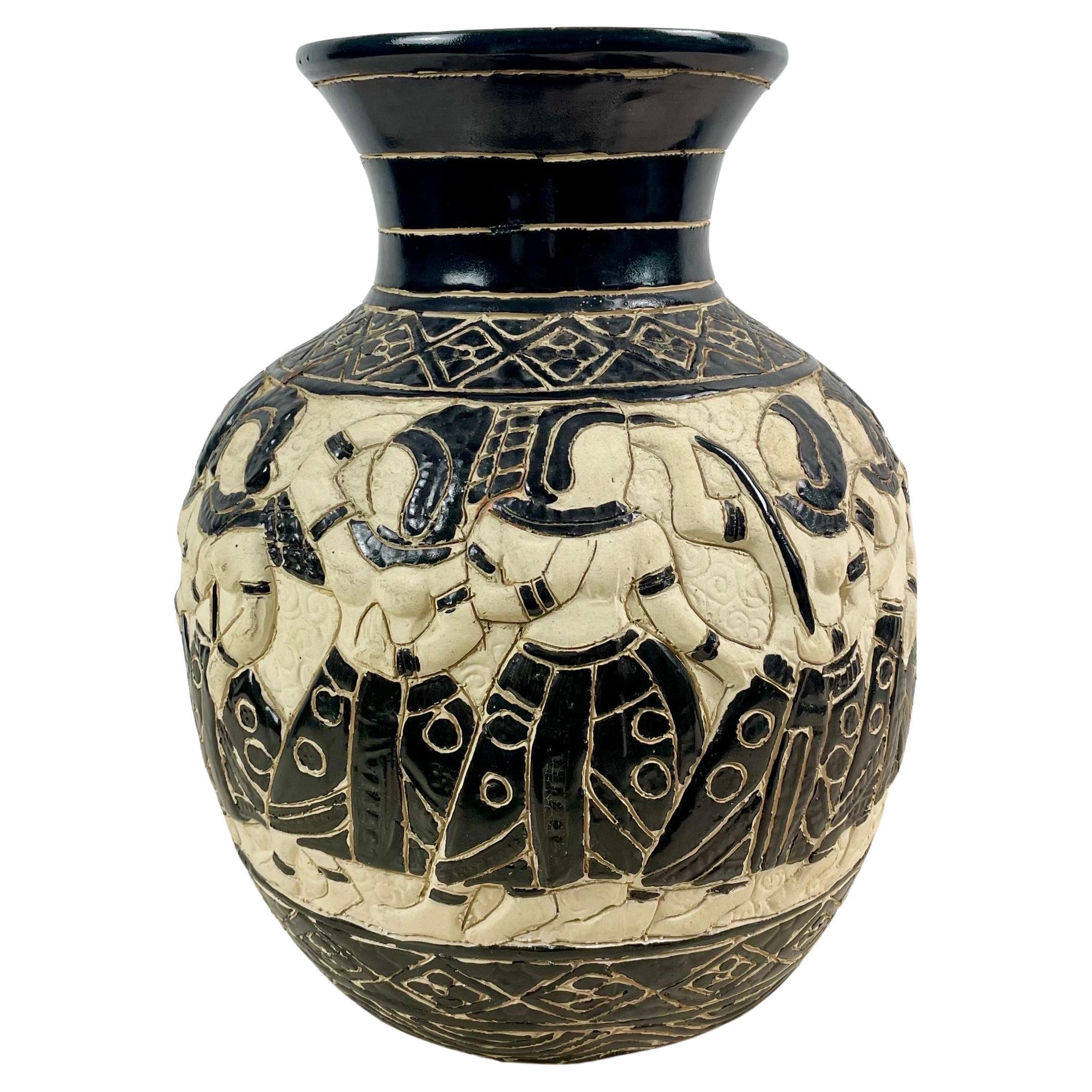 Große vietnamesische Bien-Hoa-Vase aus schwarzer Keramik mit Tänzerinnen - um 1930 im Angebot