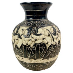 Große vietnamesische Bien-Hoa-Vase aus schwarzer Keramik mit Tänzerinnen - um 1930