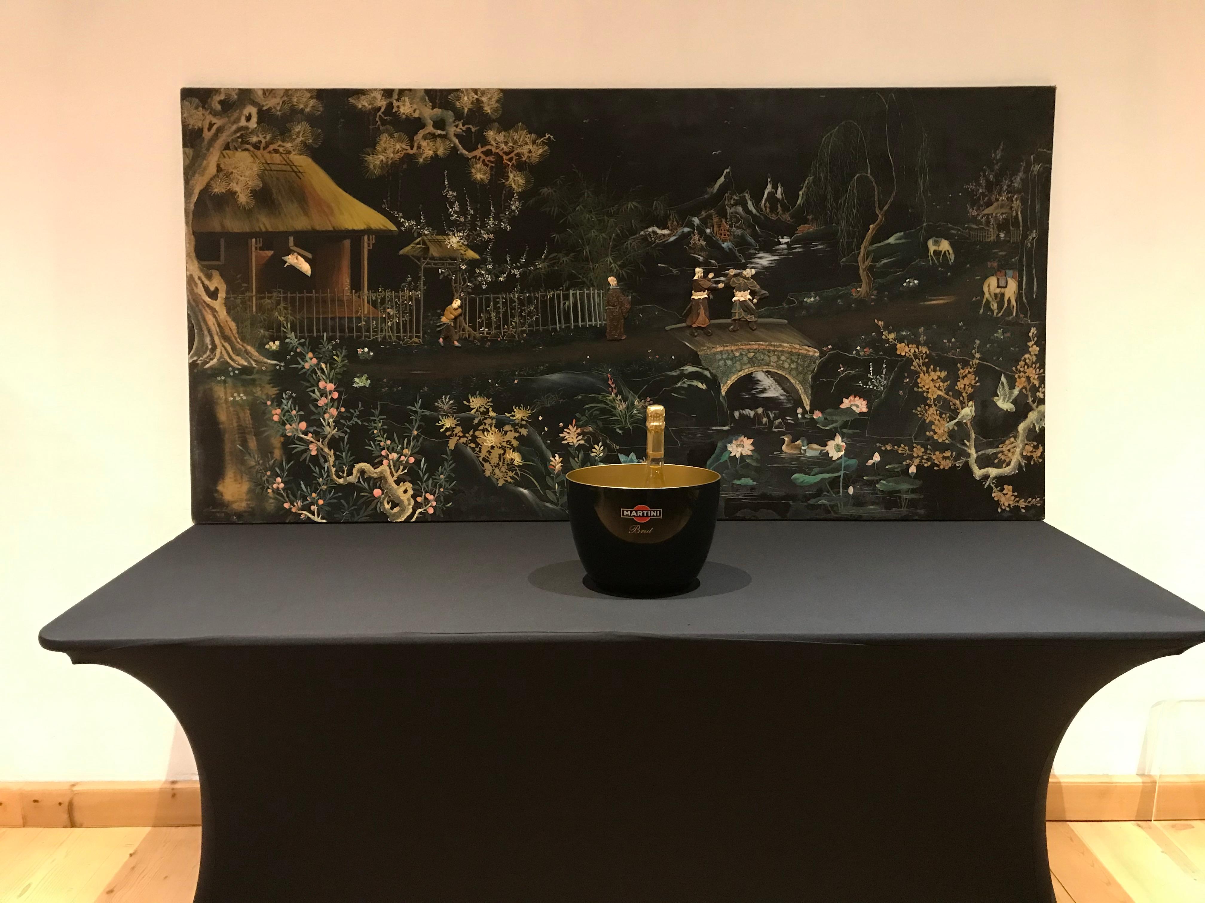Grand panneau vietnamien en laque noire, circa 1960.
Cette peinture laquée vintage sur toile est montée sur un châssis en bois avec deux crochets en métal pour la suspendre.
Le paysage est sur fond de laque noire. On y voit de belles fleurs, des