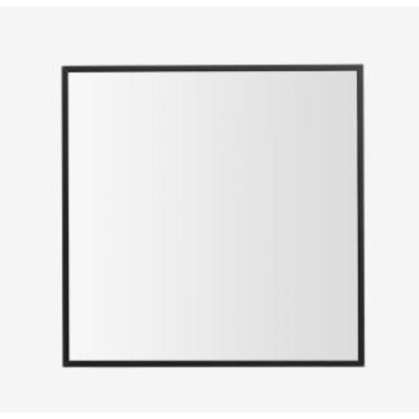 Grand miroir de Lassen
Dimensions : D 70 x L 70 x H 4 cm 
Matériaux : Métal, verre 
Poids : 3.50 Kg

Miroir, miroir sur le mur, qui est la plus belle de toutes ? Le design caractéristique, simple et intemporel est la marque de fabrique du miroir