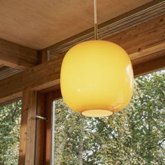 Grand pendentif radiohus Vilhelm Lauritzen VL45 en verre ambré pour Louis Poulsen