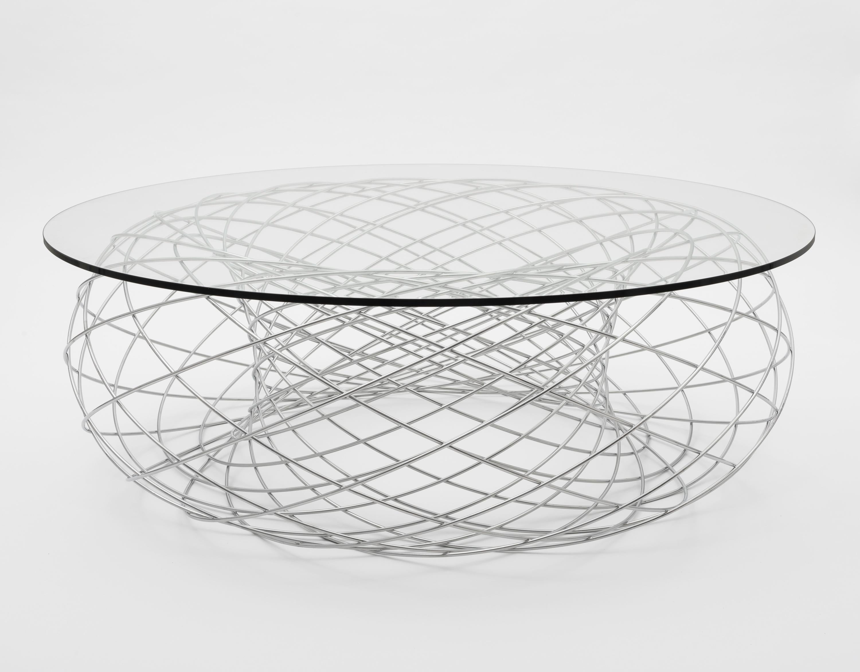 Großer Villarceau-Tisch von Philipp Aduatz
Limitierte Auflage von 12 Stück
Abmessungen: T 140 x H 46 cm
MATERIALIEN: Stahl, Pulverbeschichtung, Glas.

Das Design des Villarceau-Tisches basiert auf einem geometrischen Merkmal, das der französische