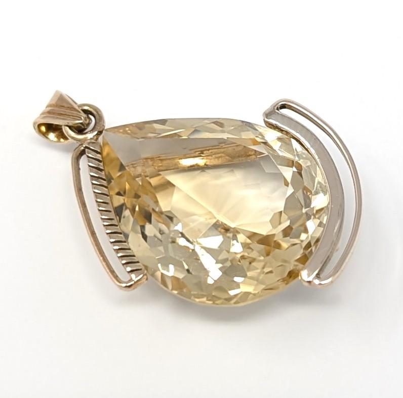 Grand pendentif vintage en citrine serti dans de l'or jaune massif 14k, présentant une éblouissante forme de poire avec une élégante monture de style moderniste. Il mesure 1,65 pouce de haut en bas (y compris la bague), 1,15 pouce de large et 0,55