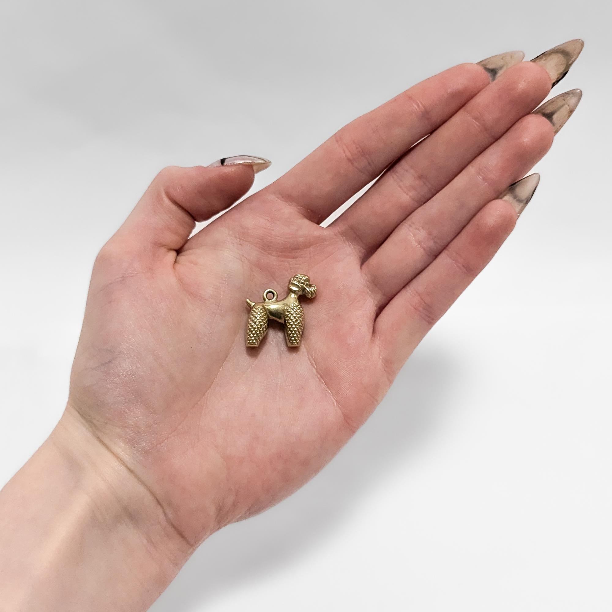 Ein schöner, großer goldener Charme im Vintage-Stil.

Aus 14 Karat Gelbgold. 

In der Form eines Pudels.

Mit einem integrierten Bügel auf der Rückseite.

Perfekt als großer Charme und gut dimensioniert als Anhänger für eine Halskette. 

Einfach ein