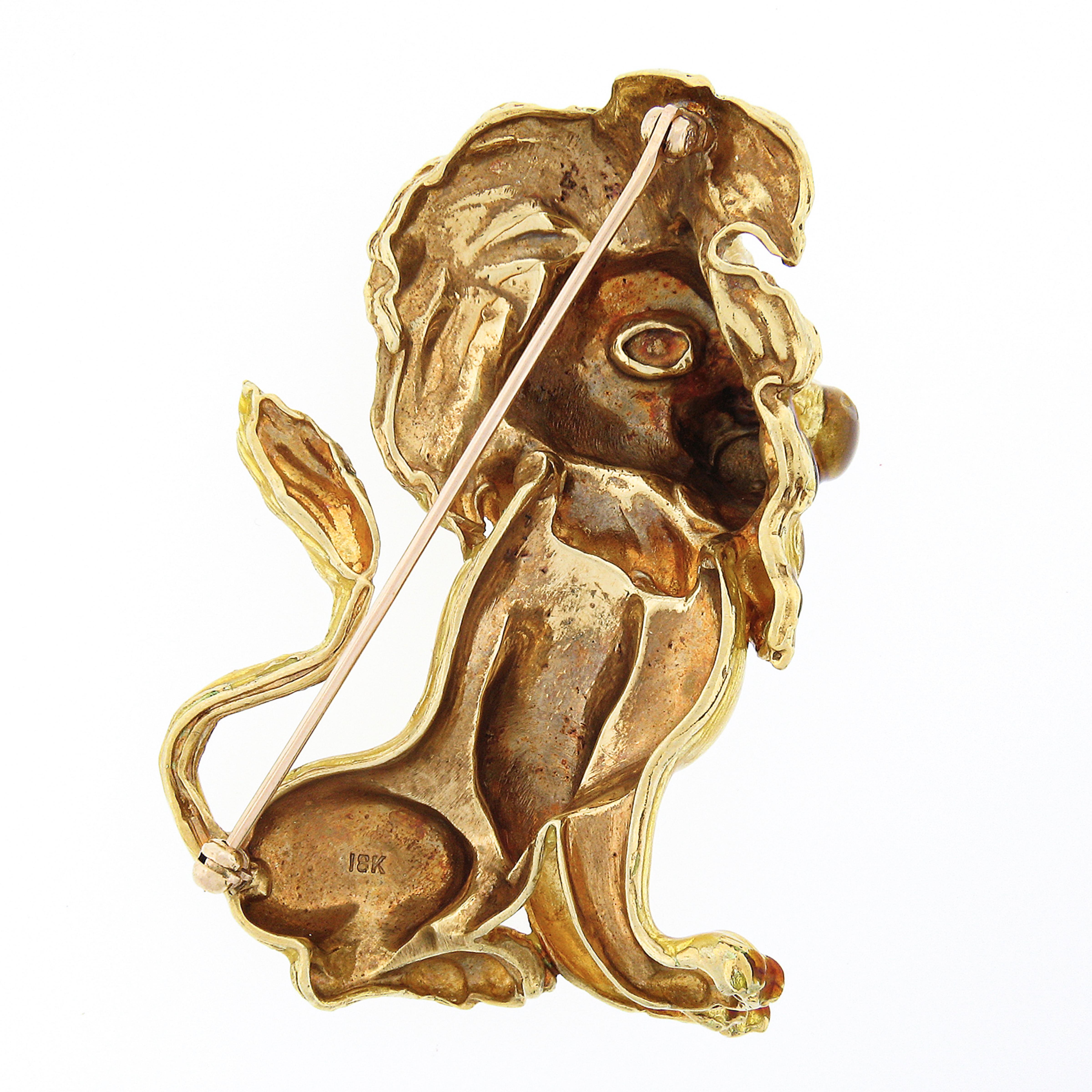 Grande broche lion vintage en or 18 carats et émail multicolore texturé avec détails Bon état - En vente à Montclair, NJ