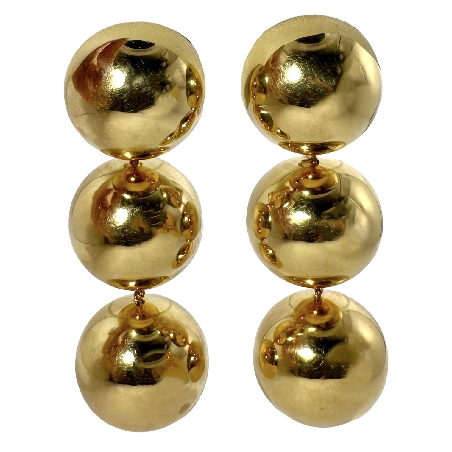 Dieses beachtliche Paar Ohrringe aus 18 Karat Gelbgold mit 3 Kugeln ist das Nonplusultra unter den Schmuckstücken. Jede Hohlkugel hat einen Durchmesser von 20 mm.  Obwohl die Goldkugeln hohl sind, sind sie keineswegs fadenscheinig. Das Paar wiegt