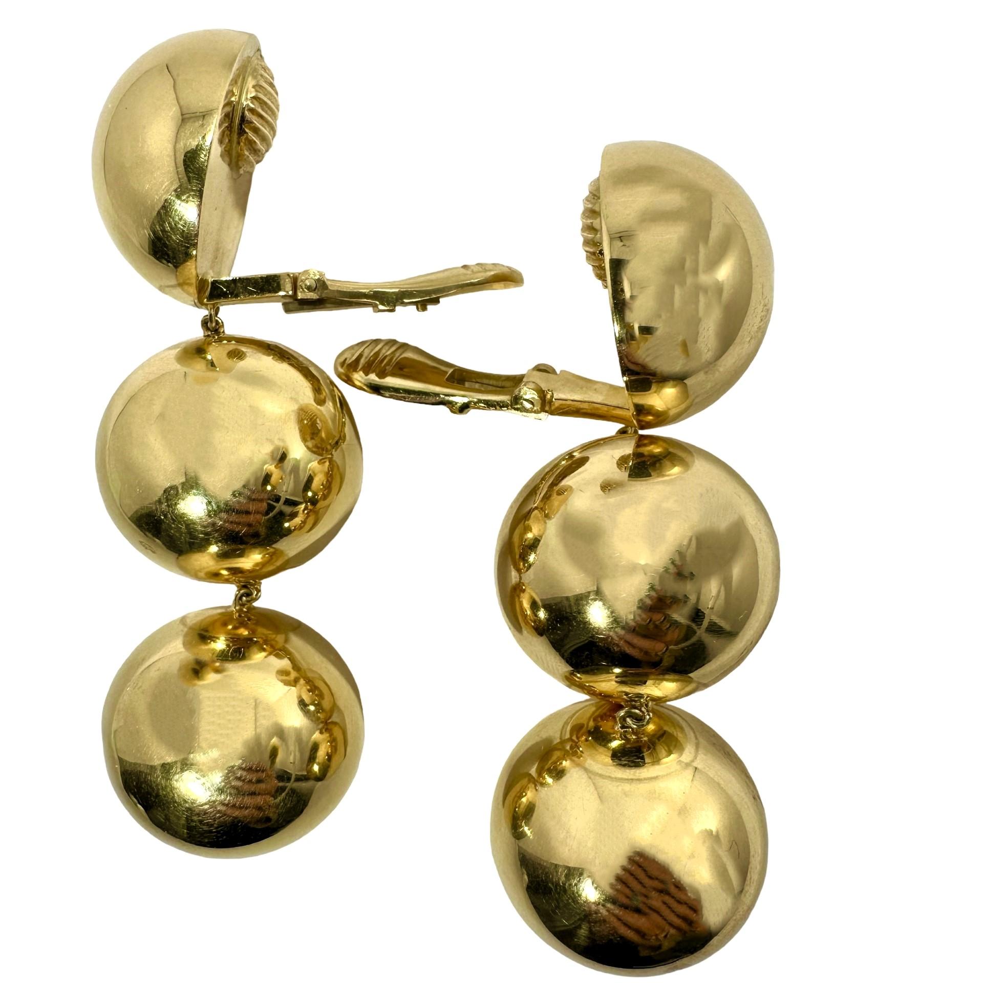 Große Vintage-Ohrhänger aus 18 Karat Gelbgold mit 3 Kugeln, 20 mm x 2,38 Zoll im Zustand „Gut“ in Palm Beach, FL