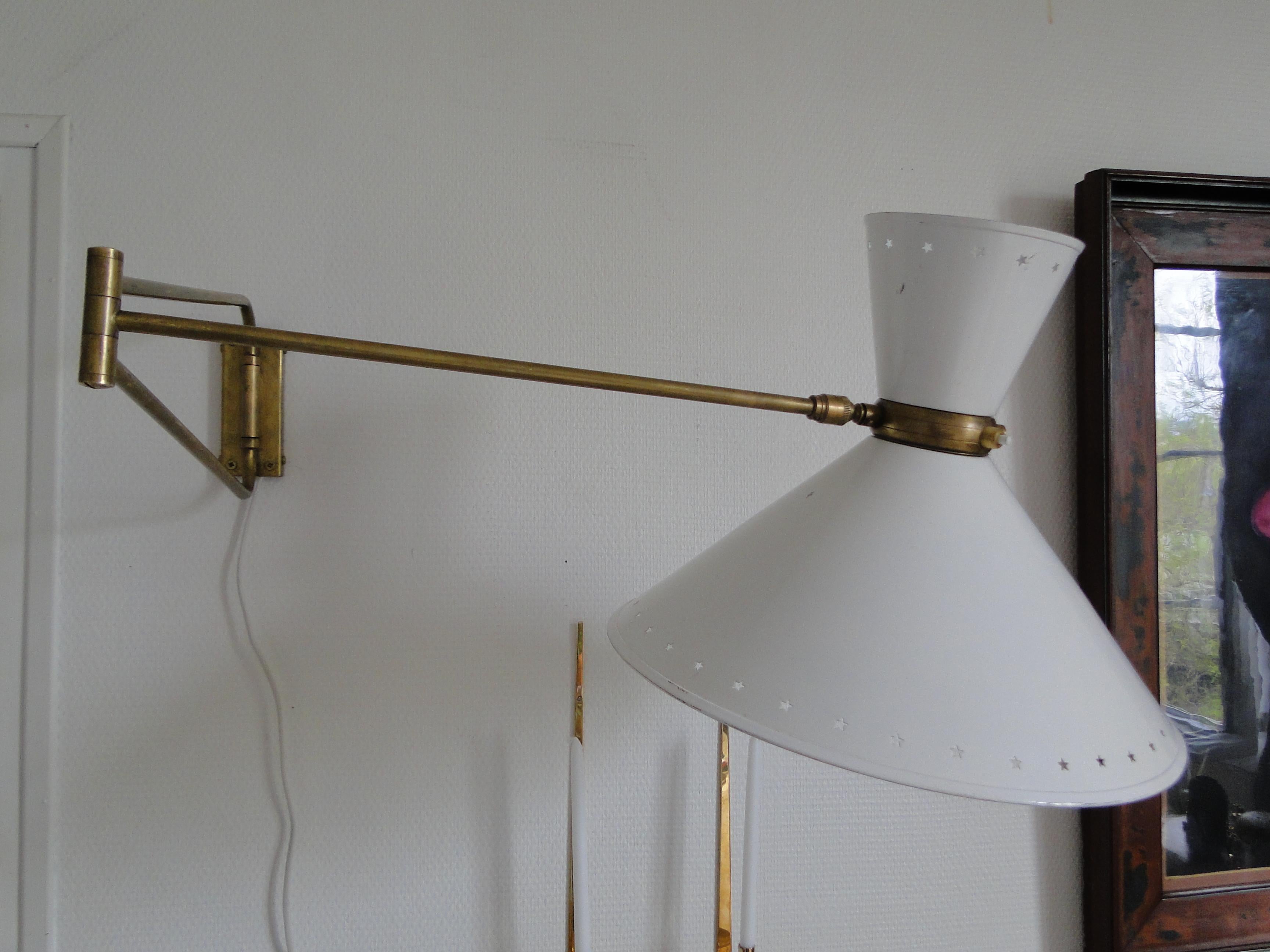 Vintage wall lamp by René Mathieu 1950 France.

Wall light by René Mathieu from the 1950s.

2-Arm articulated metal and brass stem.

Aluminum lampshades 12 and 35 cm in diameter.

Length about 105 cm.