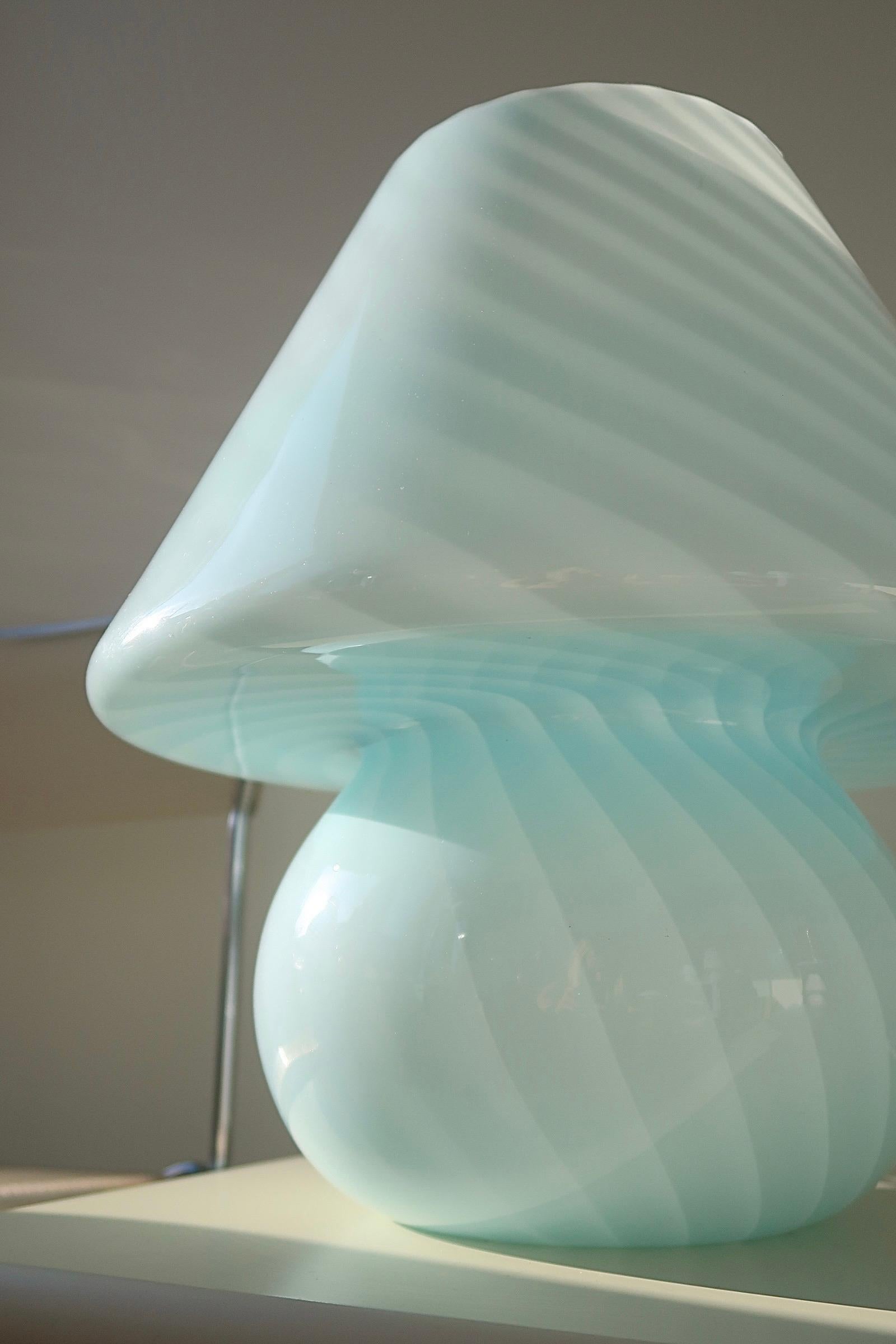 Vintage large Murano mushroom table lamp in light blue glass with swirl pattern. Mouth blown in one piece. Handmade in Italy, 1970s, and comes with new white cord.

H:38 cm D:34 cm.

