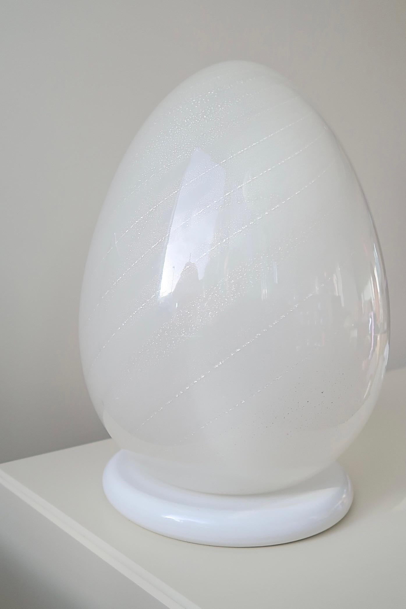 Large vintage Murano glass table lamp with silver swirl. Mouth blown into a beautiful oval shape like an egg and is therefore known as ''egg lamp''. Handmade in Italy, 1970s, and comes with new white cord.

H:38cm D:26cm.