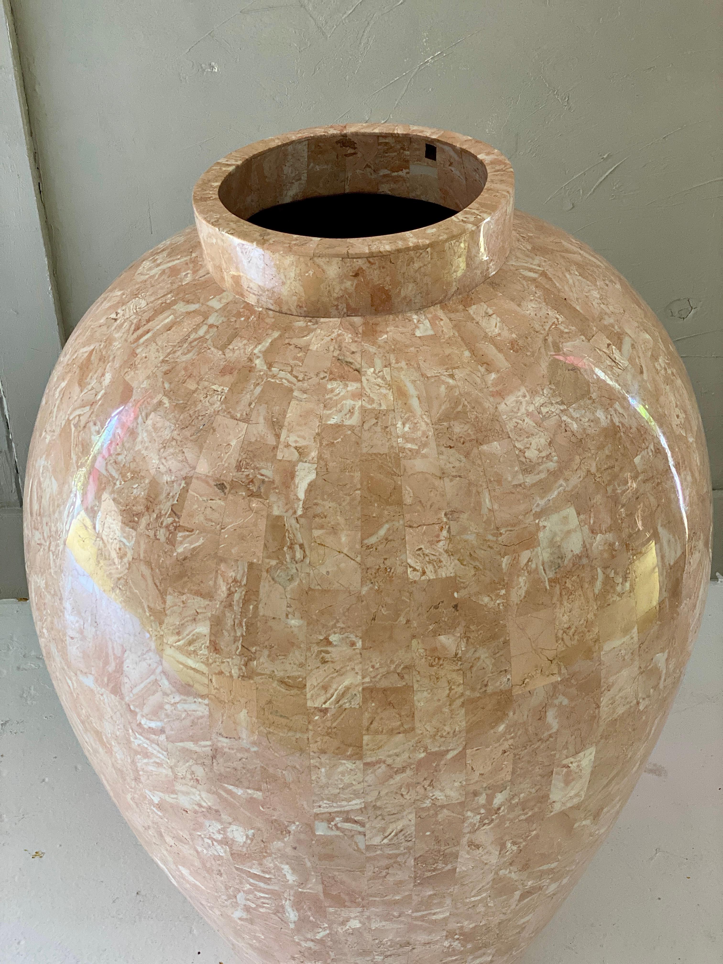 Beautiful vintage Maitland Smith Tessellated stone vase. An impressive floor vase with a gorgeous silhouette fabricated melon and off-white colored luminescent stone. A fabulous 1980s accent.
        