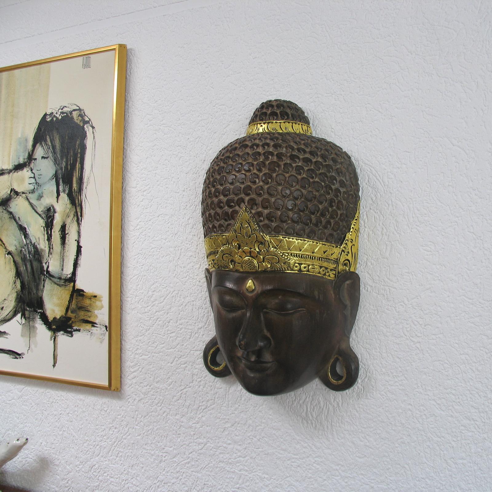 Sculpté à la main Grand masque mural vintage en bois sculpté à la main de Bouddha en vente