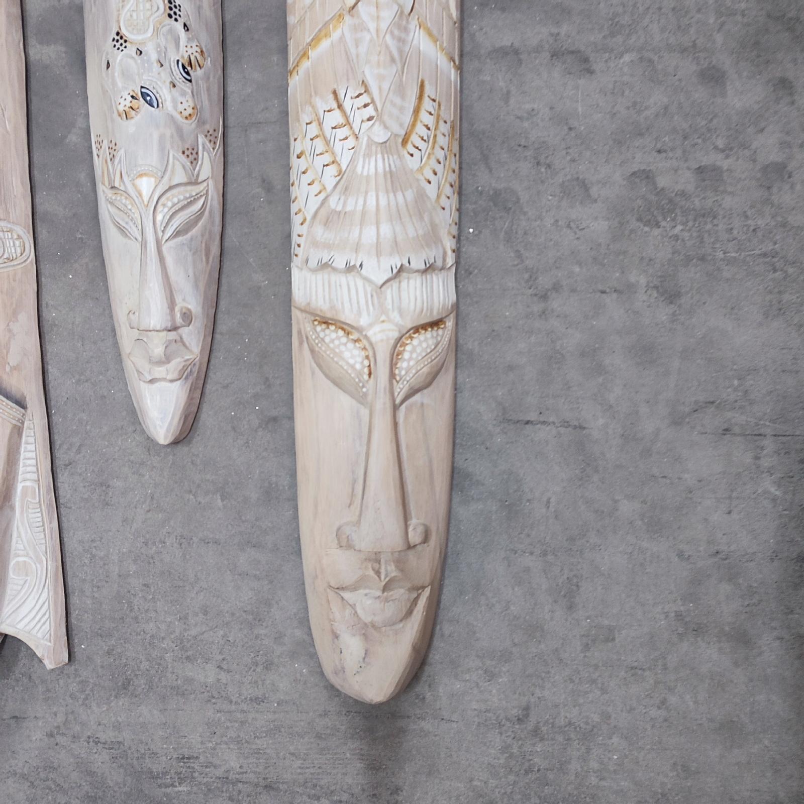 Sculpté à la main Grands masques muraux africains en bois sculpté à la main de 3,3 pieds en vente