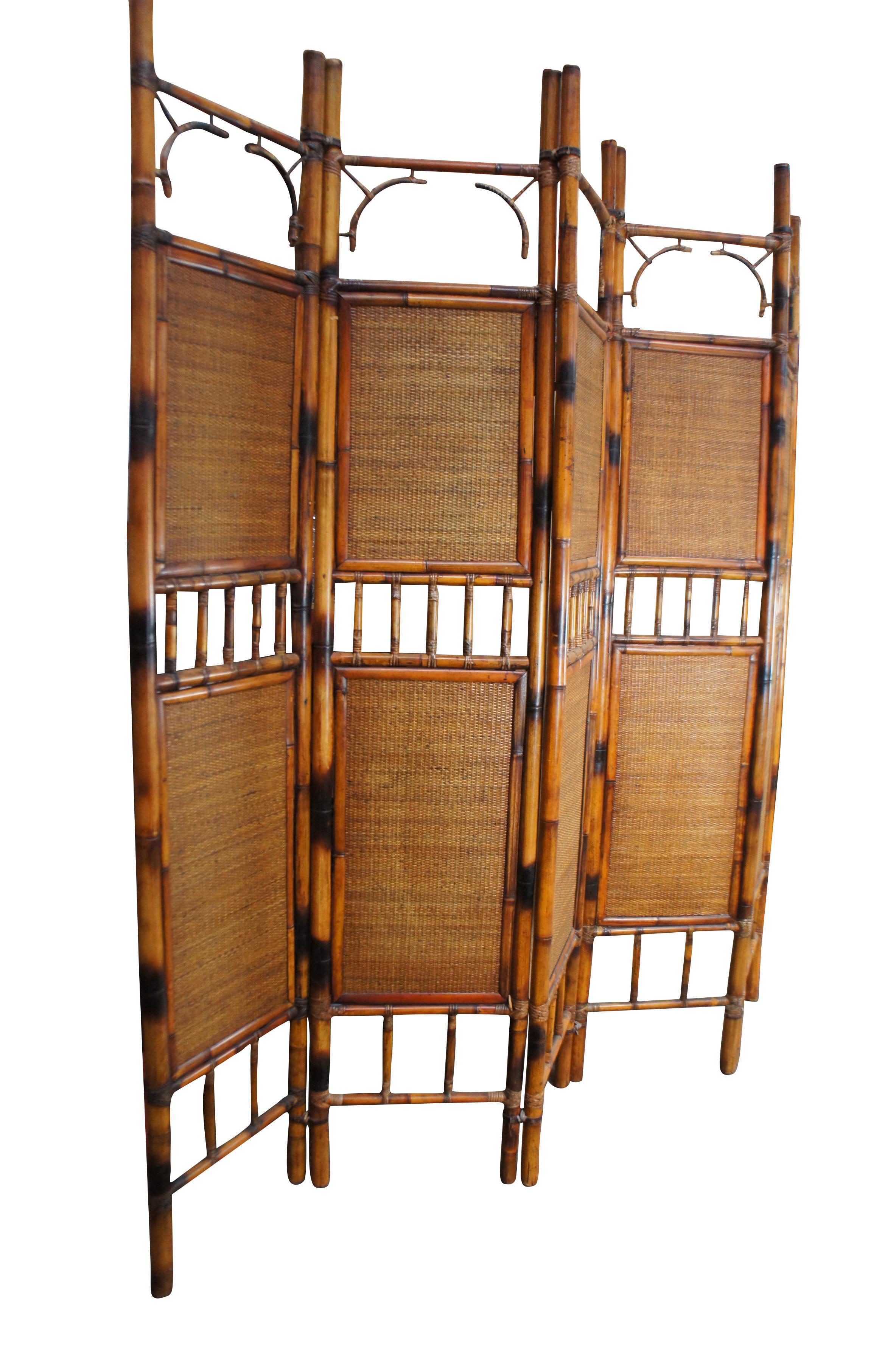 Paravent ou séparateur de pièce de la fin du 20e siècle, de style Chinois.  Fabriqué en bambou avec des inserts en rotin et un centre en fuseau.  

Dimensions :
Chaque panneau mesure 96