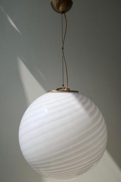 Grande lampe à suspension italienne des années 70 en verre de Murano blanc tourbillonnant