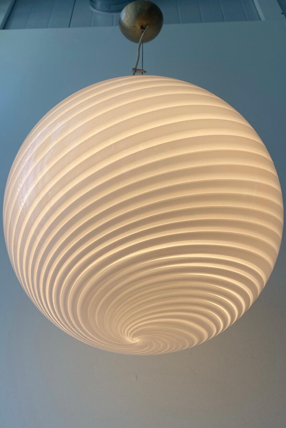 Grande lampe à suspension italienne des années 70 en verre de Murano blanc tourbillonnant Bon état à København, DK