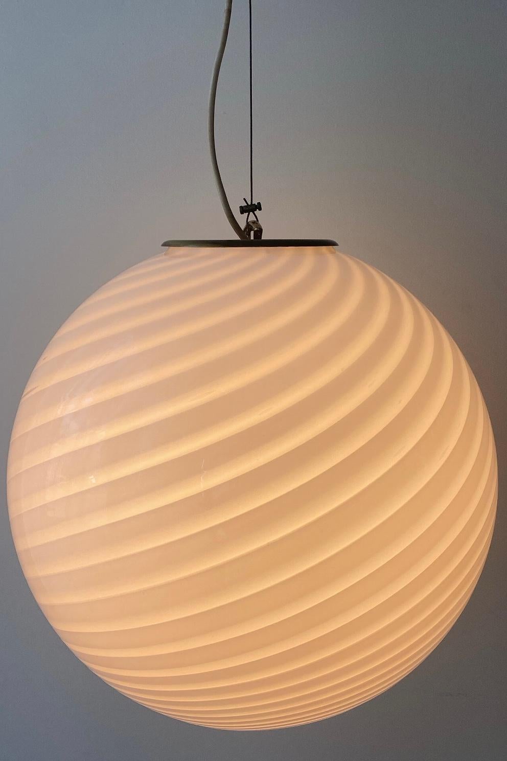 Fin du 20e siècle Grande lampe à suspension italienne des années 70 en verre de Murano blanc tourbillonnant