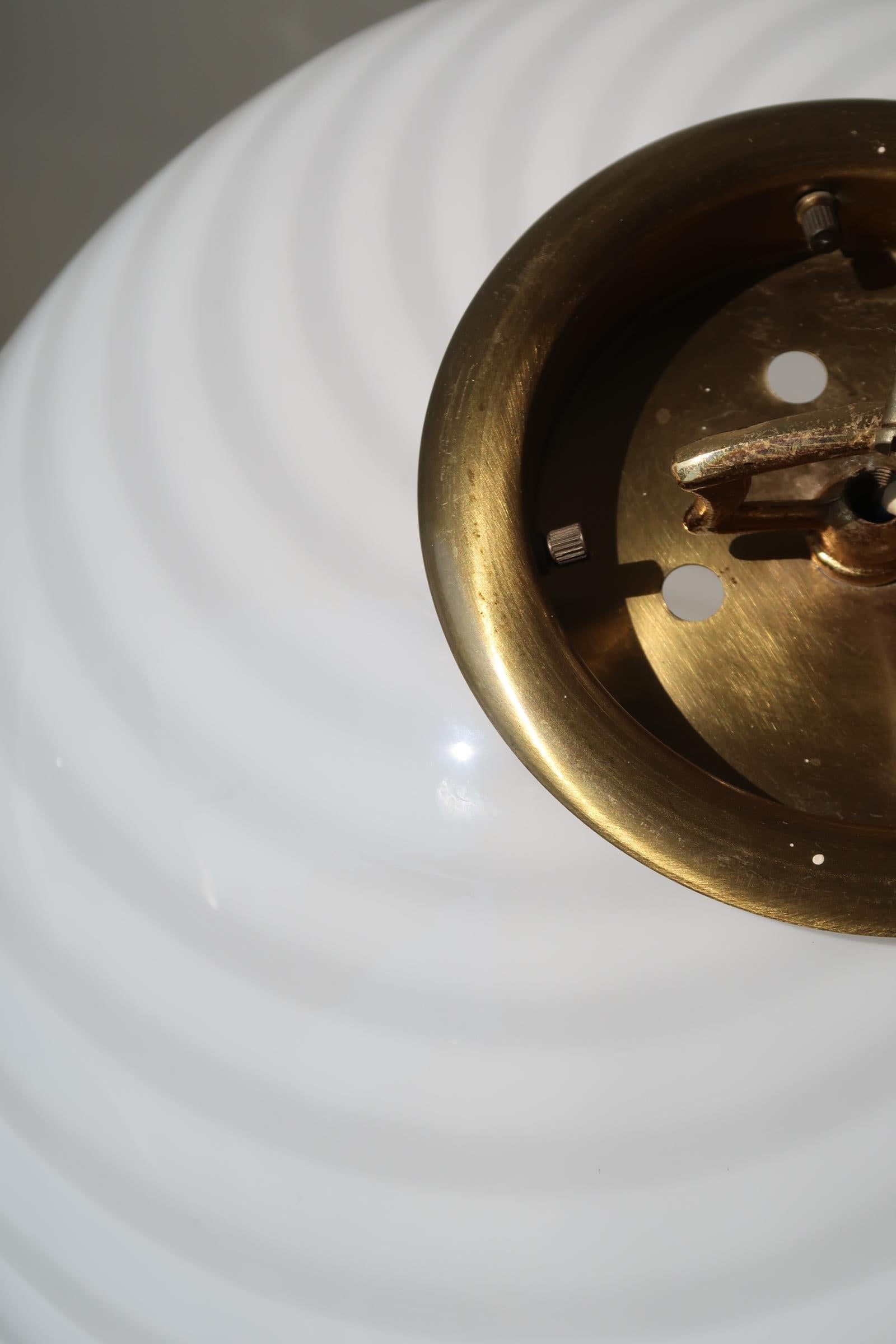 Laiton Grande lampe à suspension italienne des années 70 en verre de Murano blanc tourbillonnant