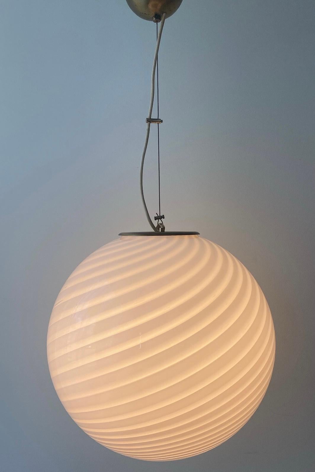 Grande lampe à suspension italienne des années 70 en verre de Murano blanc tourbillonnant 1