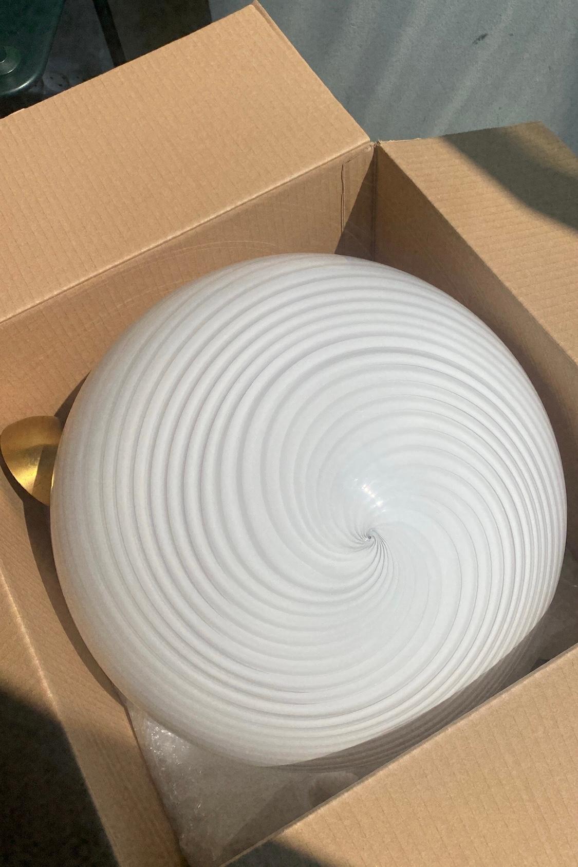 Grande lampe à suspension italienne des années 70 en verre de Murano blanc tourbillonnant 2