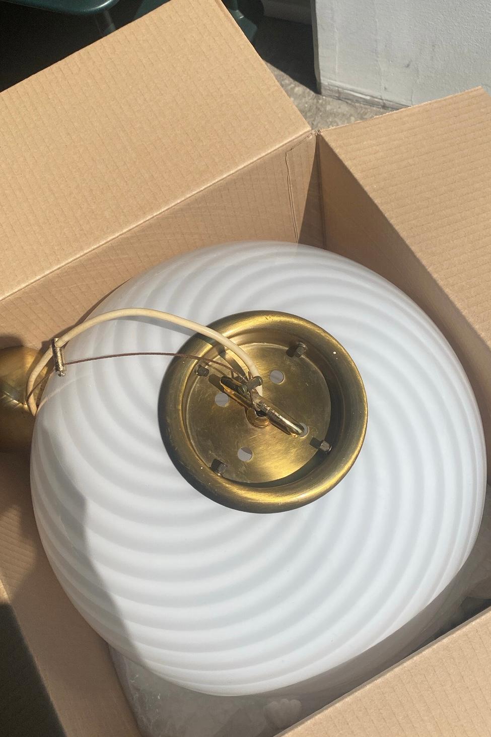 Grande lampe à suspension italienne des années 70 en verre de Murano blanc tourbillonnant 3