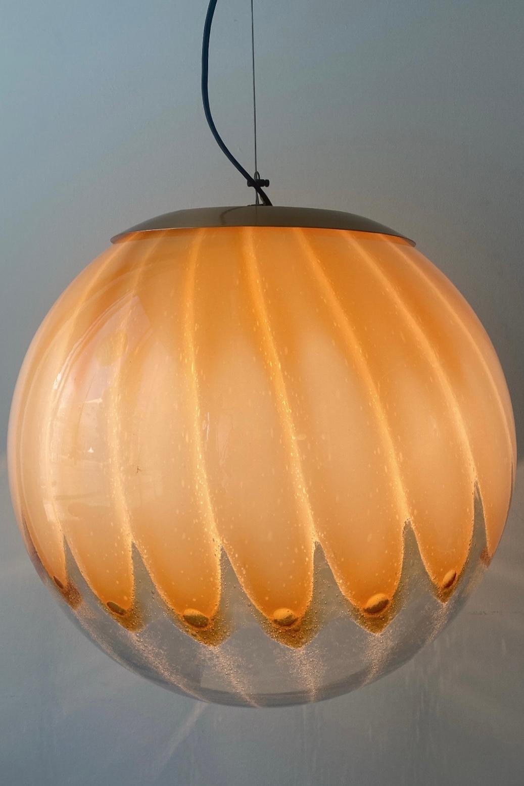 Large vintage Murano anemone pendant ceiling lamp in hand-blown cream yellow glass. The glass is designed in a round shape with a pattern. Handmade in Italy, 1970s. Comes with adjustable brass suspension.

D: 40 cm

