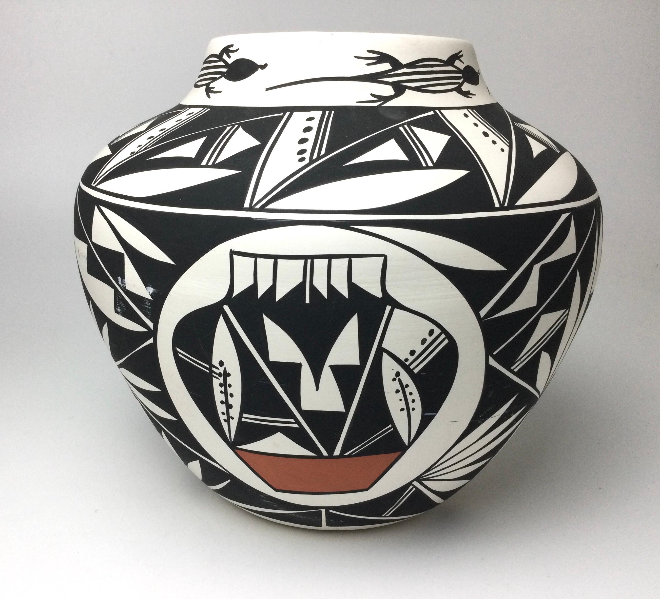 Large Vintage Acoma Signed Pottery Pot Vase In Good Condition In Lambertville, NJ