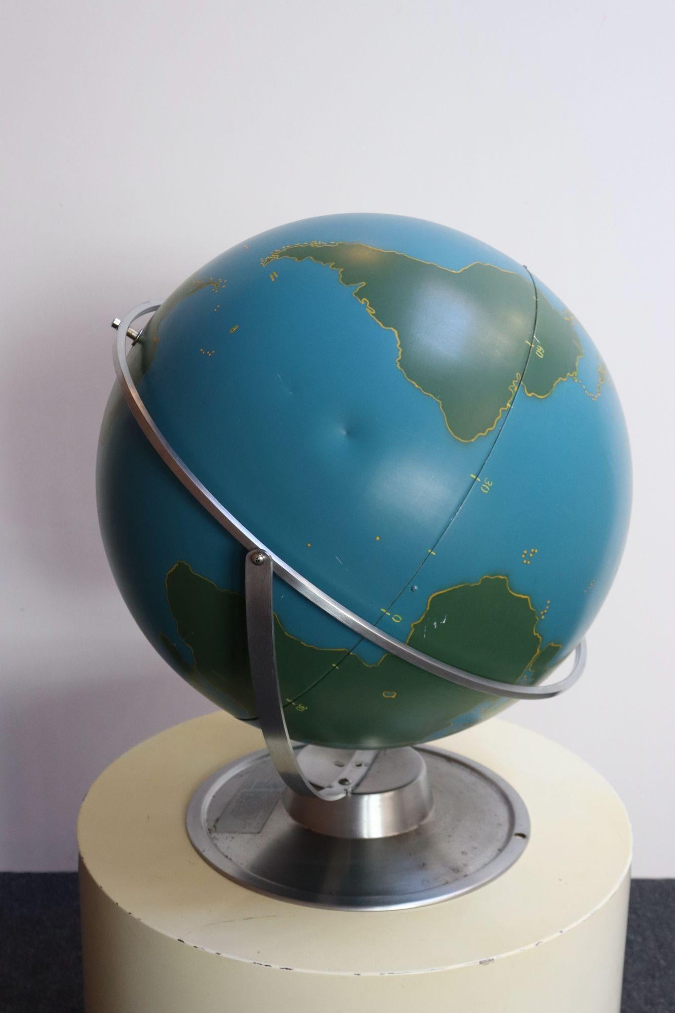 Grand Vintage A.J. Globe d'activité / militaire Nystrom à fixer au mur ou à poser sur une table en vente 1