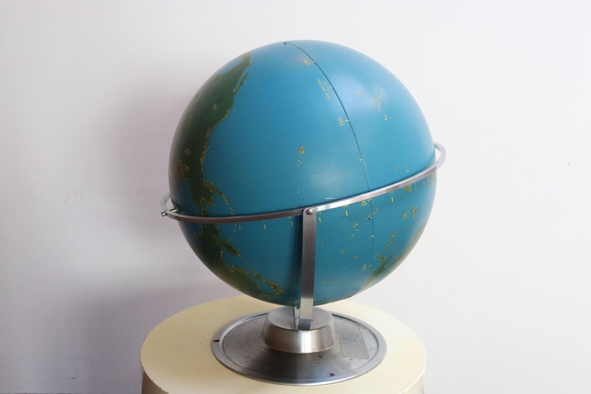 Grand Vintage A.J. Globe d'activité / militaire Nystrom à fixer au mur ou à poser sur une table en vente 12