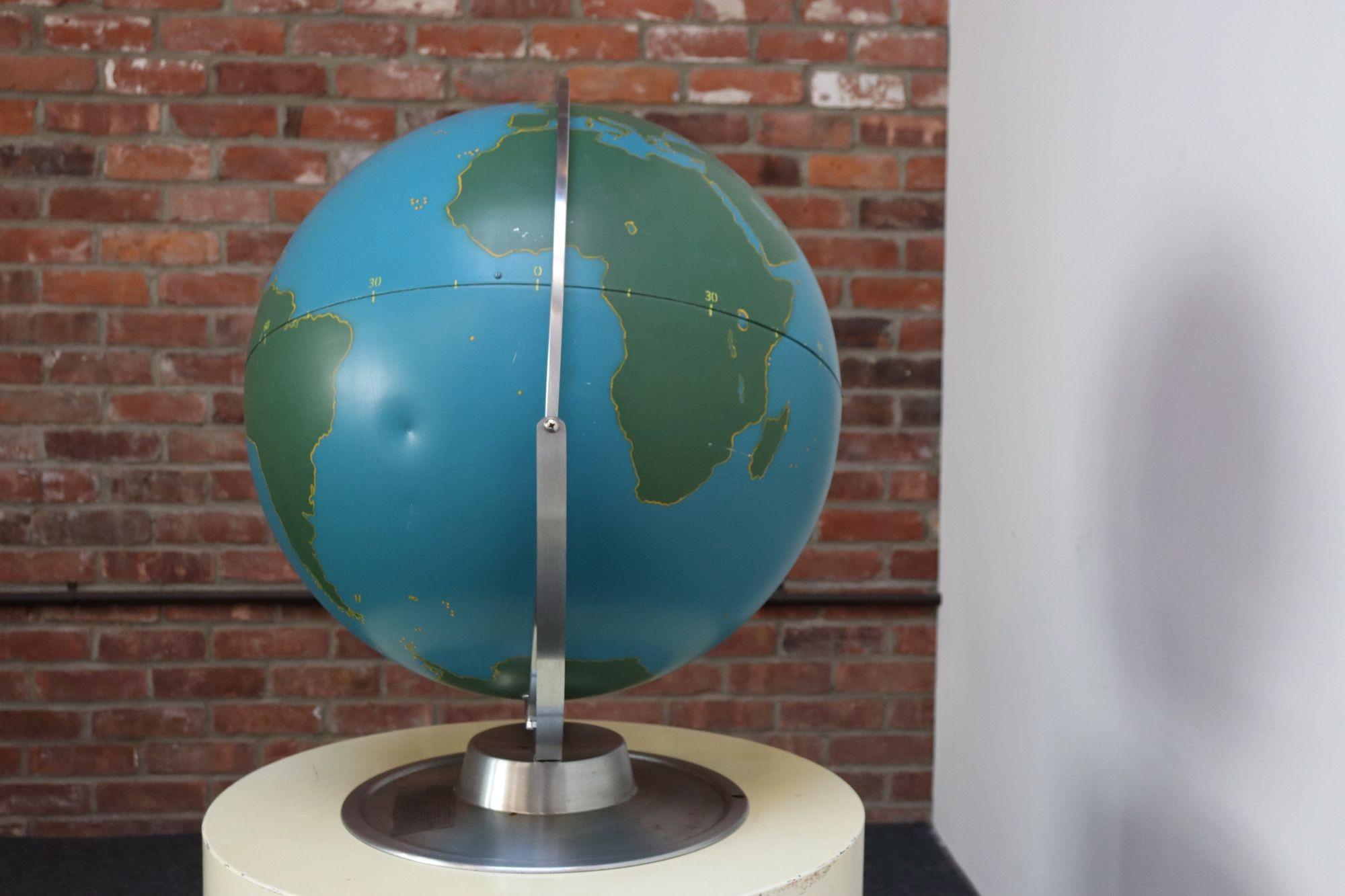 Grand Vintage A.J. Globe d'activité / militaire Nystrom à fixer au mur ou à poser sur une table en vente 2