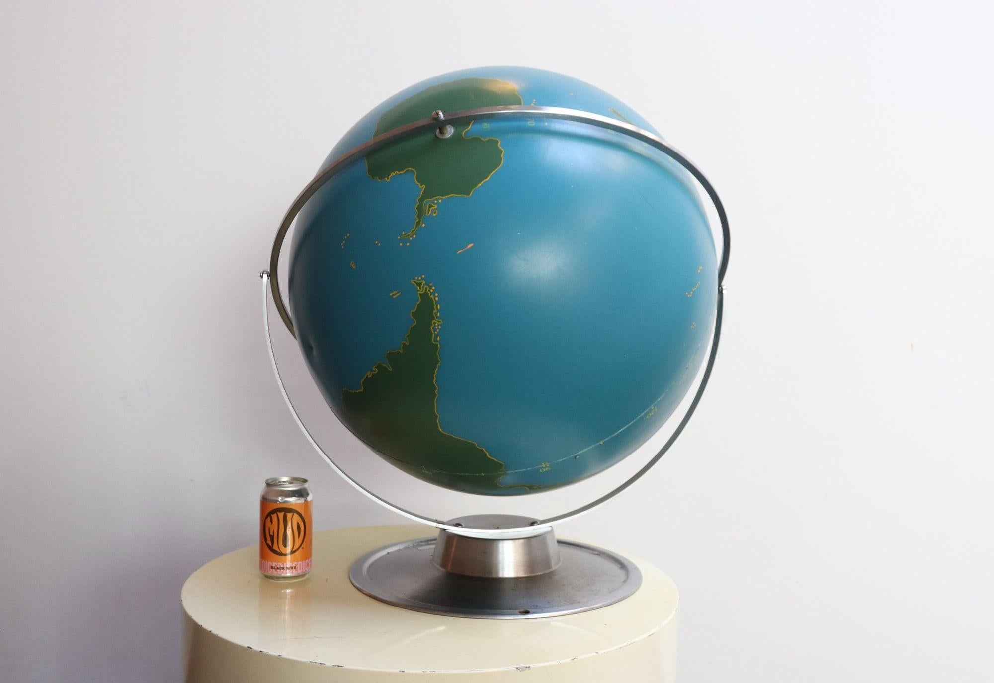Grand Vintage A.J. Globe d'activité / militaire Nystrom à fixer au mur ou à poser sur une table en vente 3