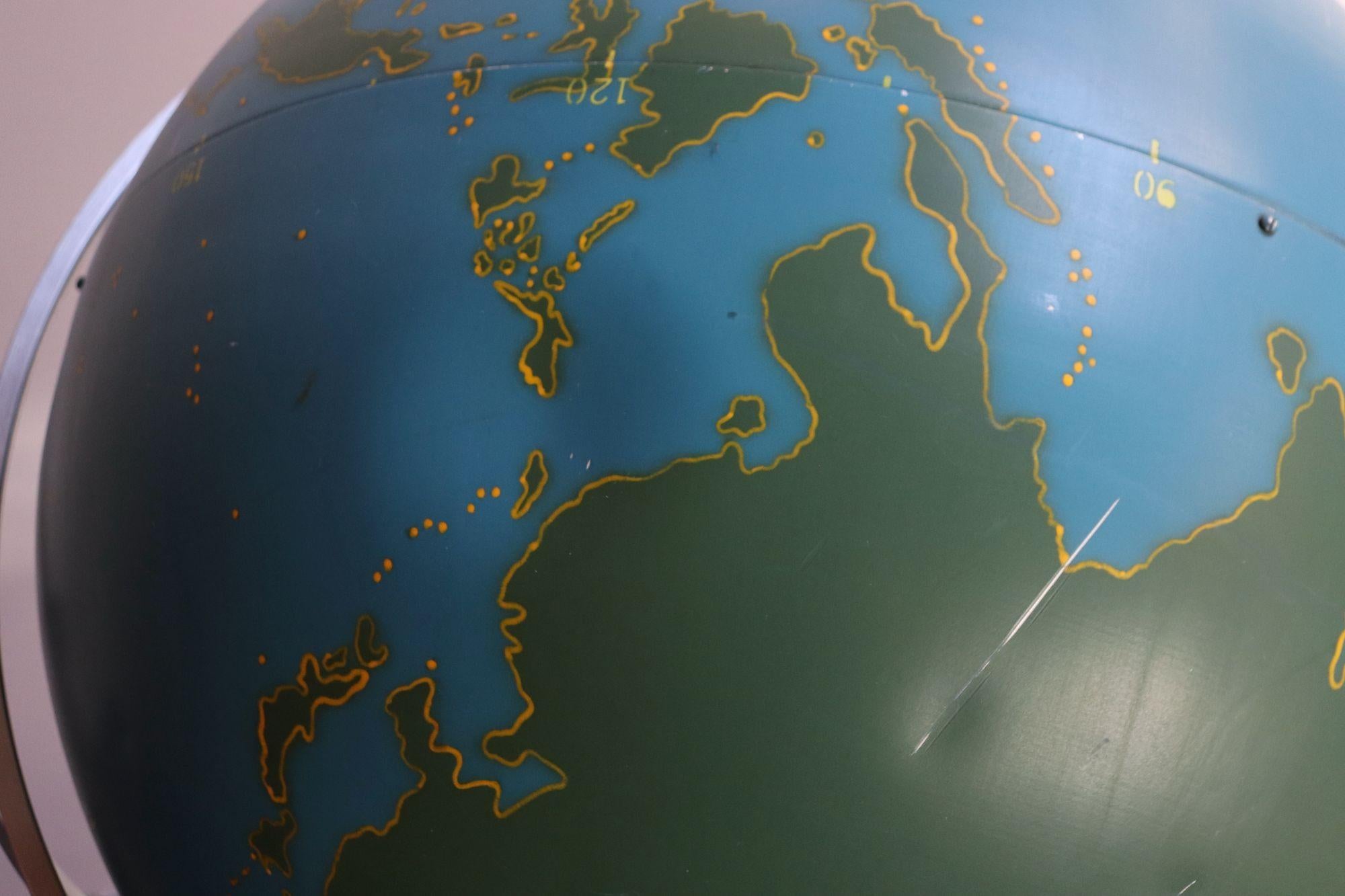 Grand Vintage A.J. Globe d'activité / militaire Nystrom à fixer au mur ou à poser sur une table en vente 4