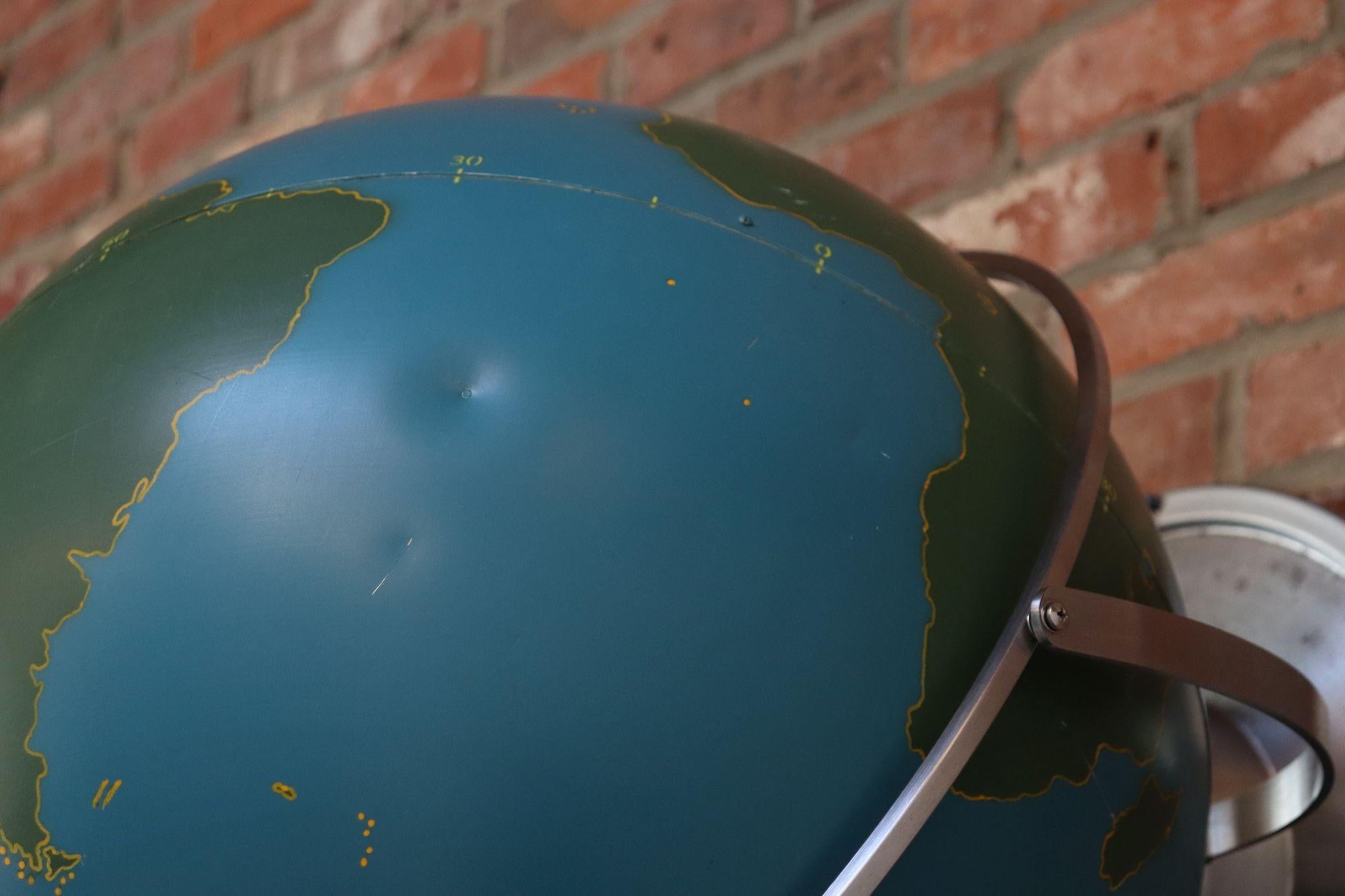 Grand Vintage A.J. Globe d'activité / militaire Nystrom à fixer au mur ou à poser sur une table en vente 5
