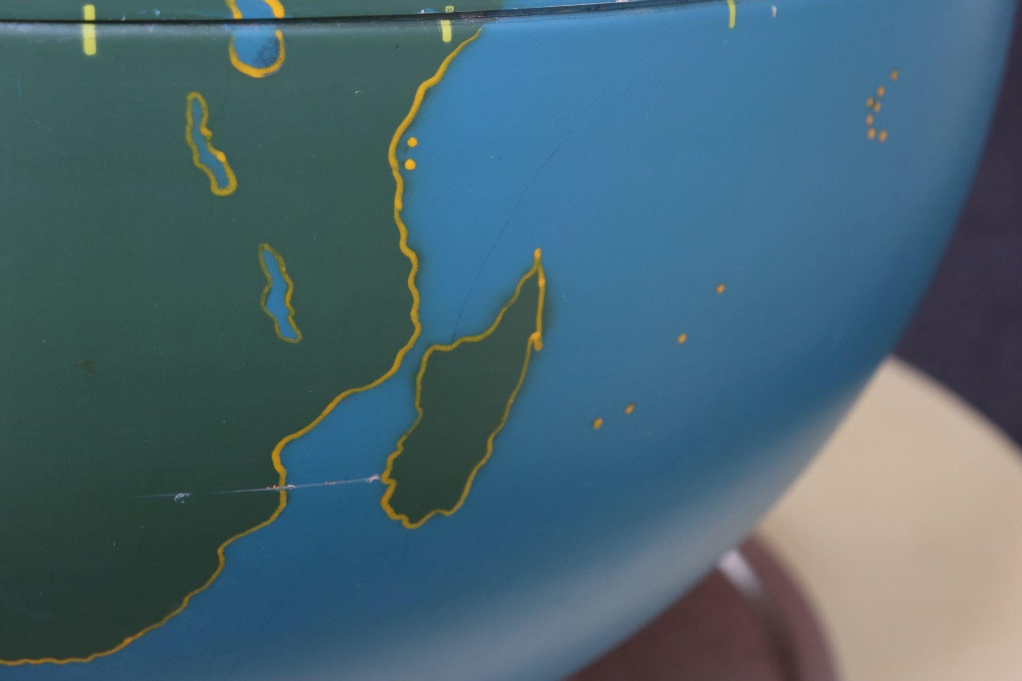 Grand Vintage A.J. Globe d'activité / militaire Nystrom à fixer au mur ou à poser sur une table en vente 7