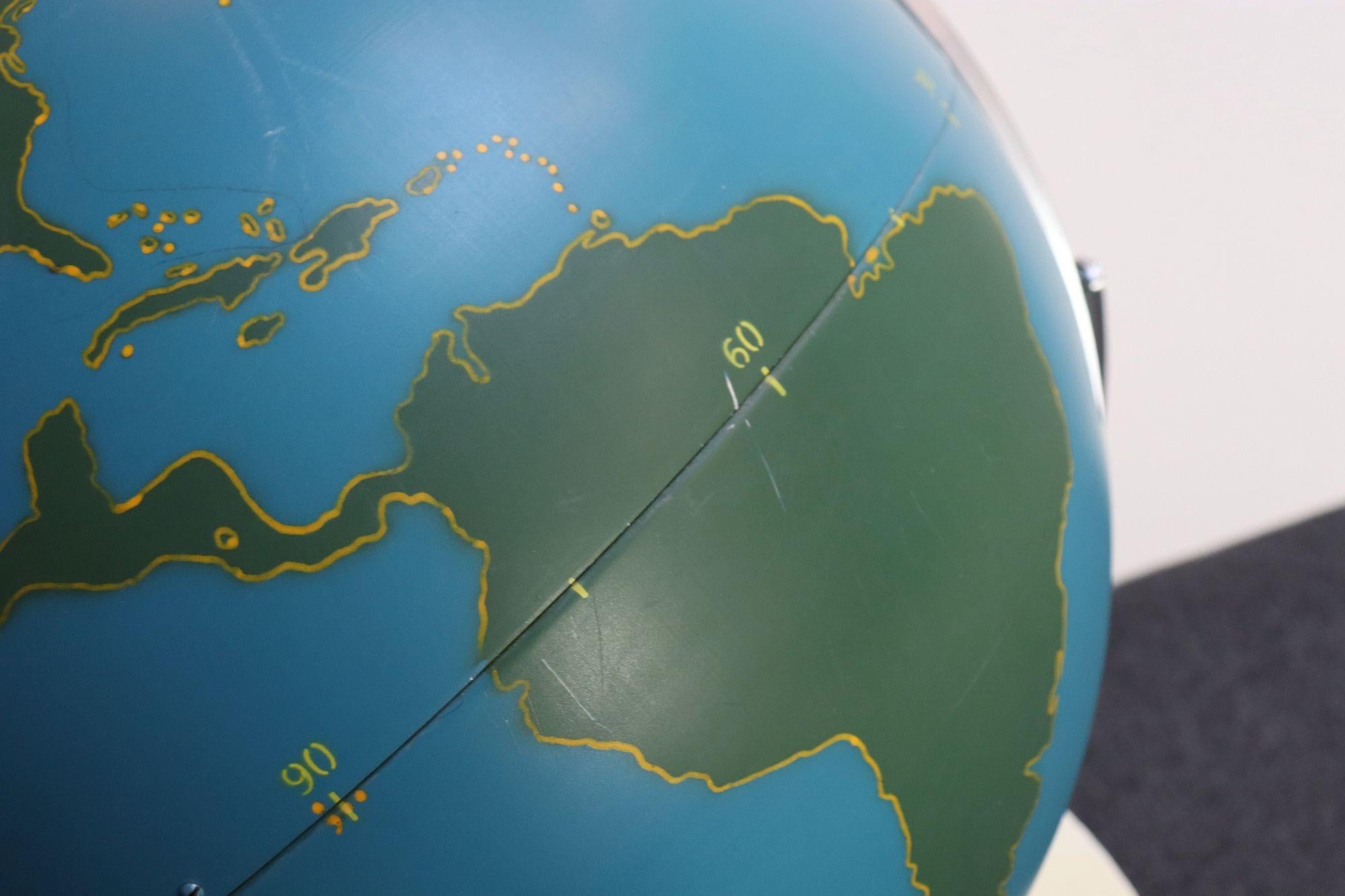 Grand Vintage A.J. Globe d'activité / militaire Nystrom à fixer au mur ou à poser sur une table en vente 8