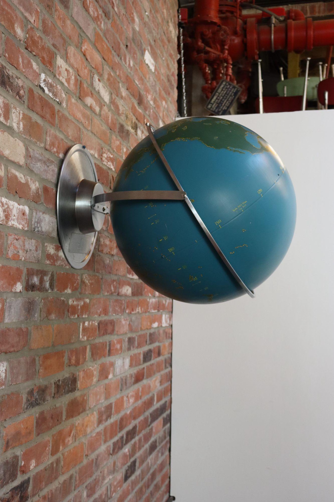 Grand Vintage A.J. Globe d'activité / militaire Nystrom à fixer au mur ou à poser sur une table en vente 11
