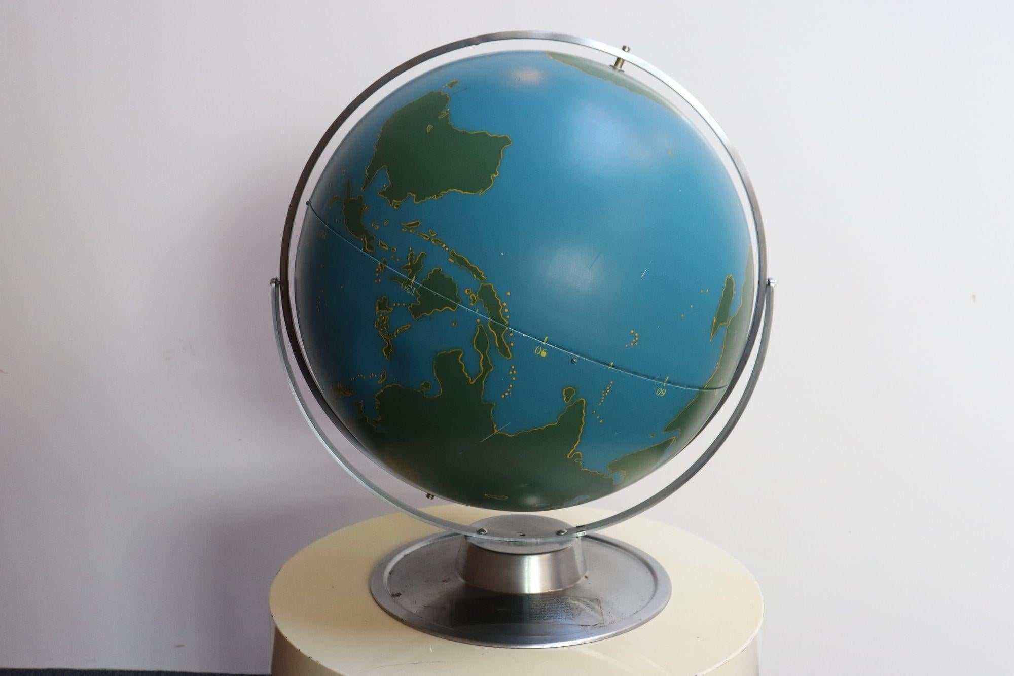 Grand Vintage A.J. Globe d'activité / militaire Nystrom à fixer au mur ou à poser sur une table en vente 13