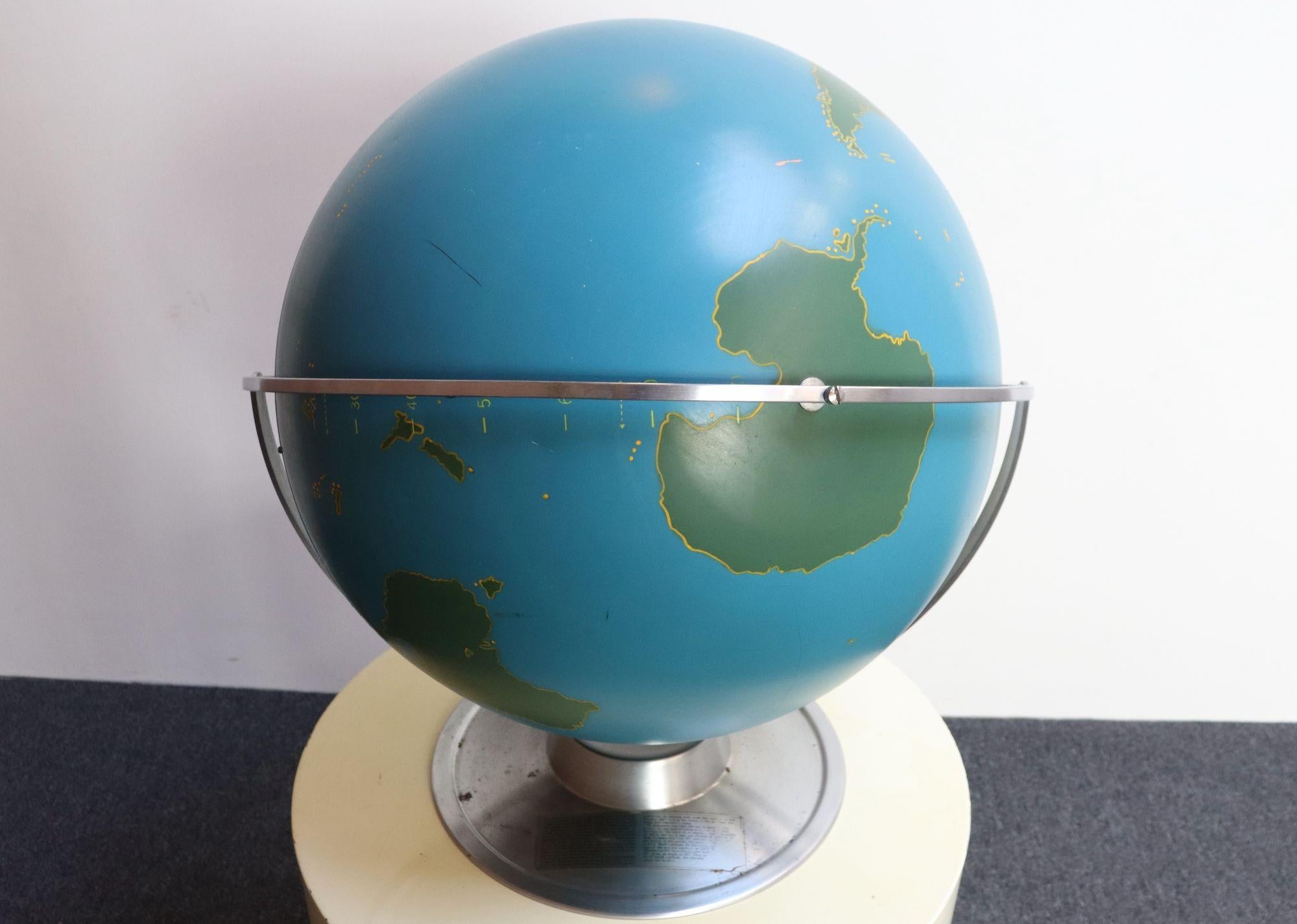 Milieu du XXe siècle Grand Vintage A.J. Globe d'activité / militaire Nystrom à fixer au mur ou à poser sur une table en vente